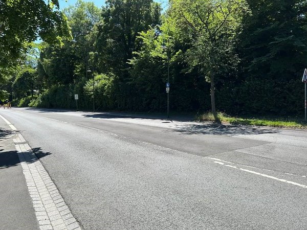Auf Fußgängerampel folgt Verkehrsinsel: 