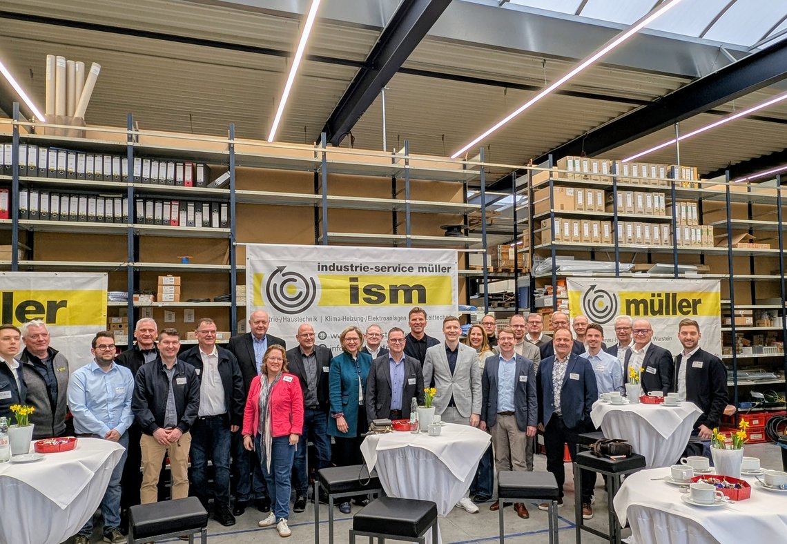 Die Teilnehmer des Unternehmerfrühstücks in den Räumlichkeiten von Elektro Müller