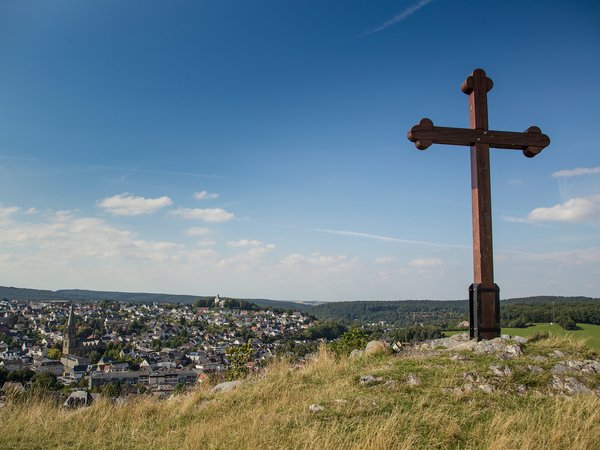 Ausblick vom Piusberg auf Warstein, das Kreuz im Vordergrund