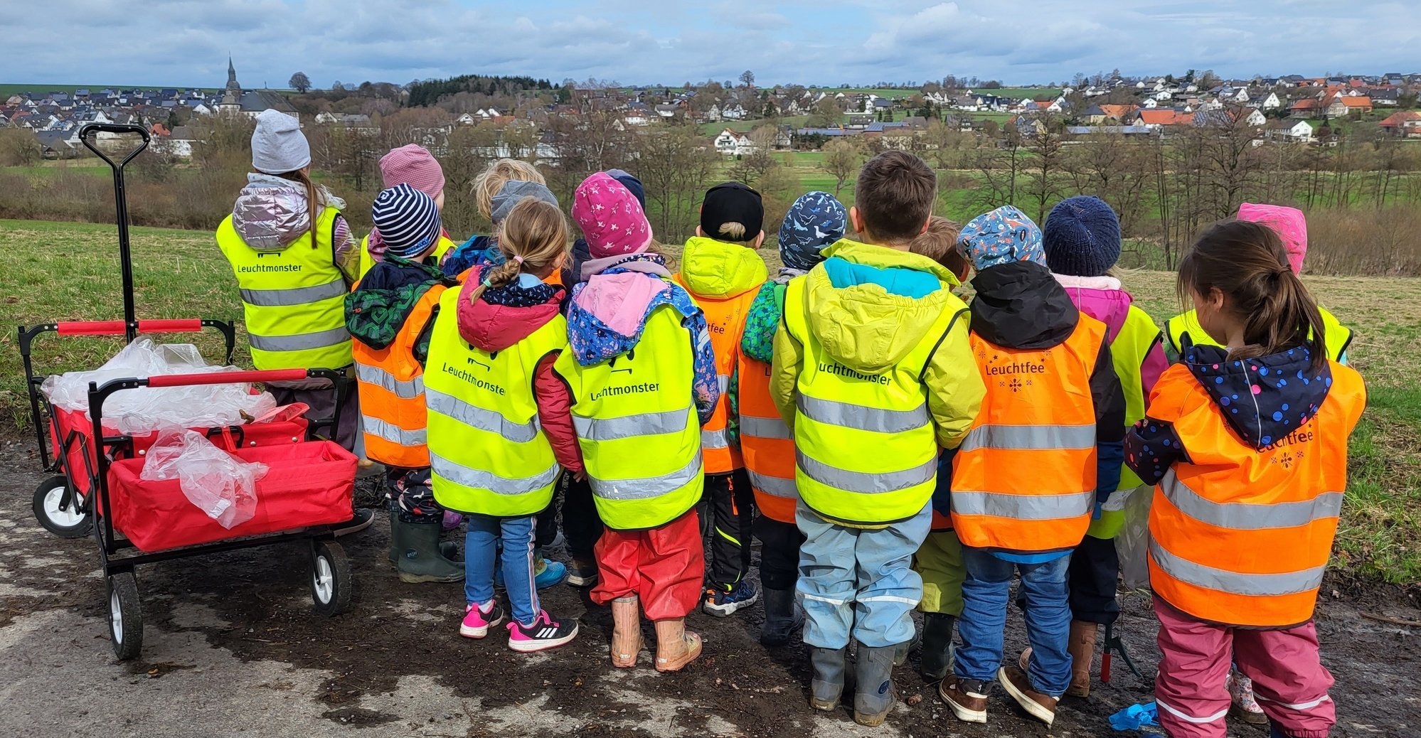 Kinder in Warnwesten schauen auf die Stadt Warstein, Foto: Stadt Warstein