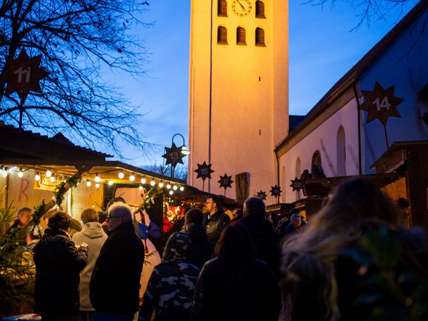 Blick auf den Weihnachtsmarkt an der beleuchteten Hirschberger Kirche