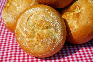 Frische Brötchen auf rotkarierter Tischdecke. Foto: Pixabay