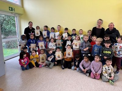 Gruppenfoto der Workshopleitung, der Kinder und Erzieherinnen