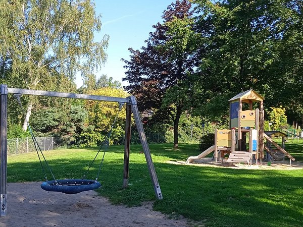 Blick auf den Spielplatz der KiTa