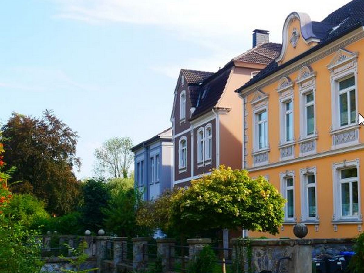 Blick auf sanierte Häuser an der Hauptstraße