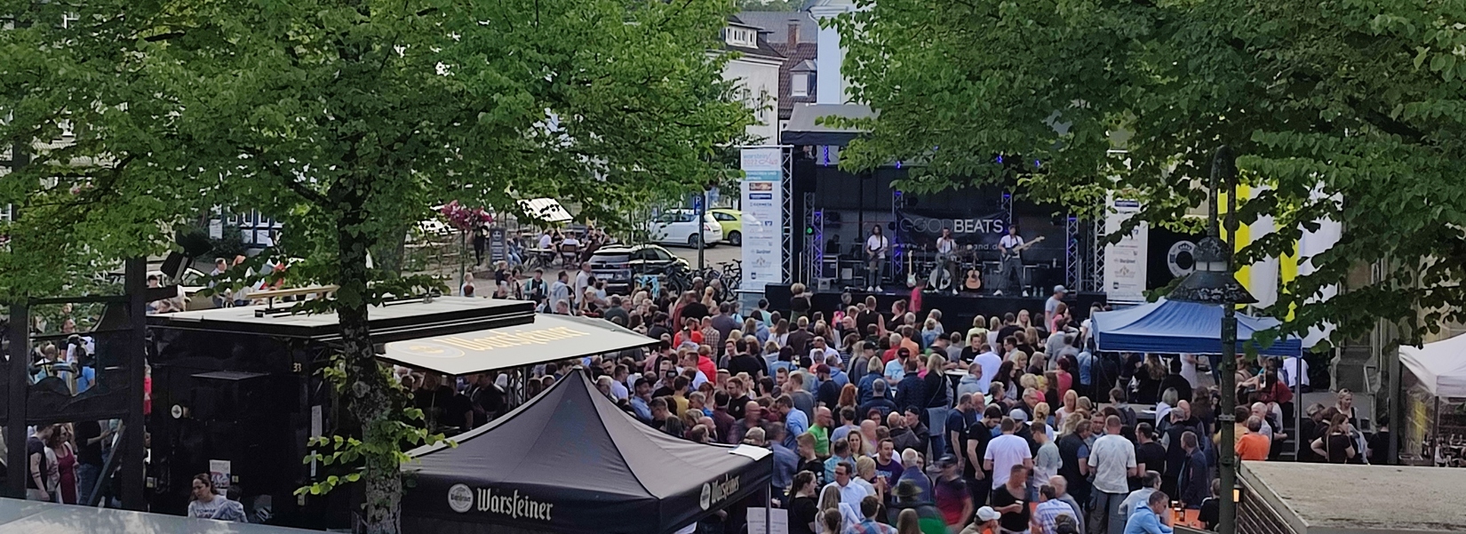 Blick aus dem Rathaus auf die Besucher einer "Warstein Live"-Veranstaltung