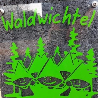 Logo: grüne Wichtel zwischen Nadelbäumen, darüber der Schriftzug Waldwichtel
