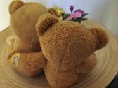 Blick von hinten auf 2 Teddybären, die sich umarmen