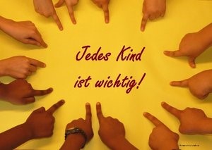 Kinderhände zeigen auf den Schriftzug "Jedes Kind ist wichtig!"