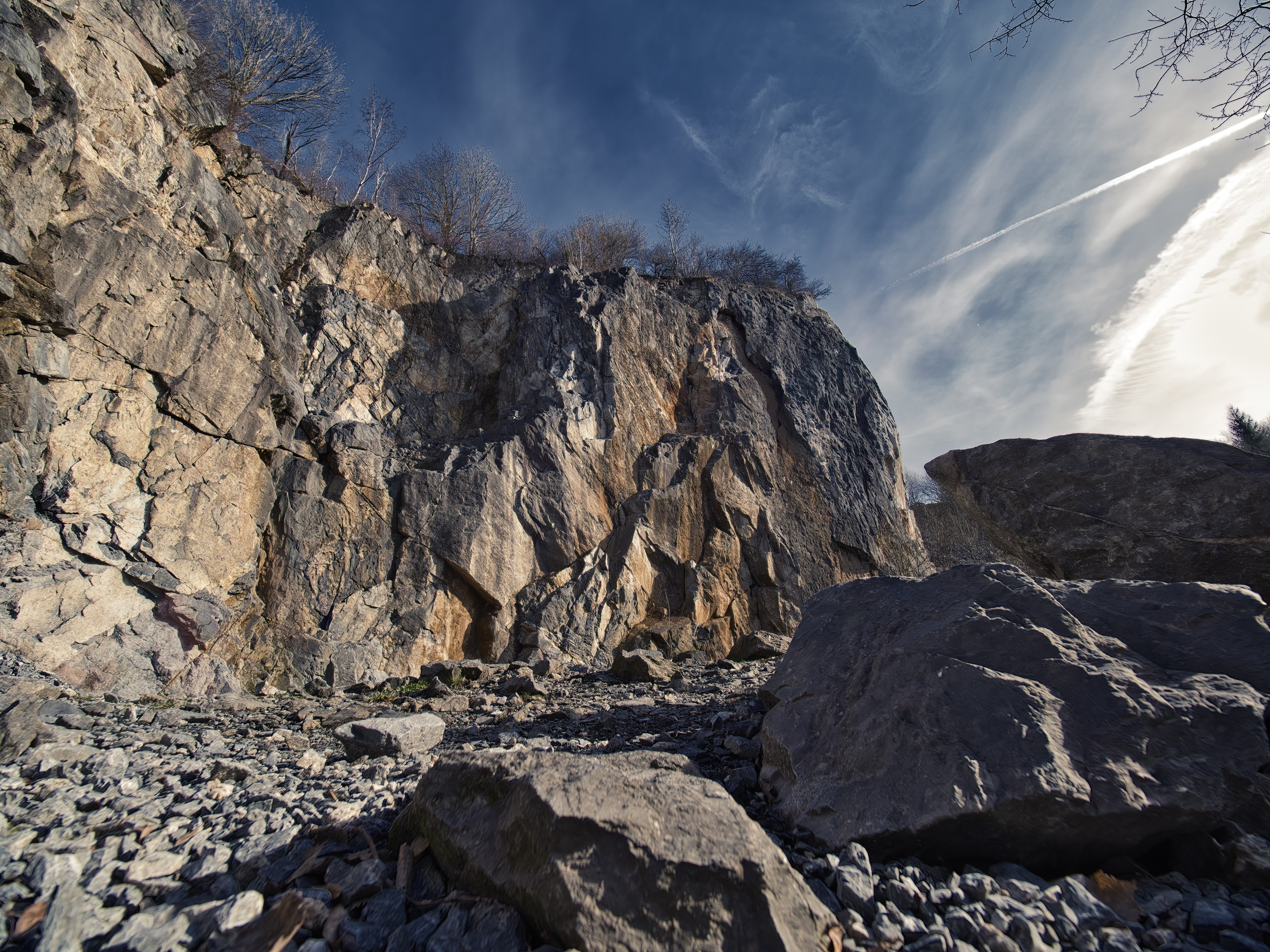 Blick auf die Kletterfelswand in Warstein