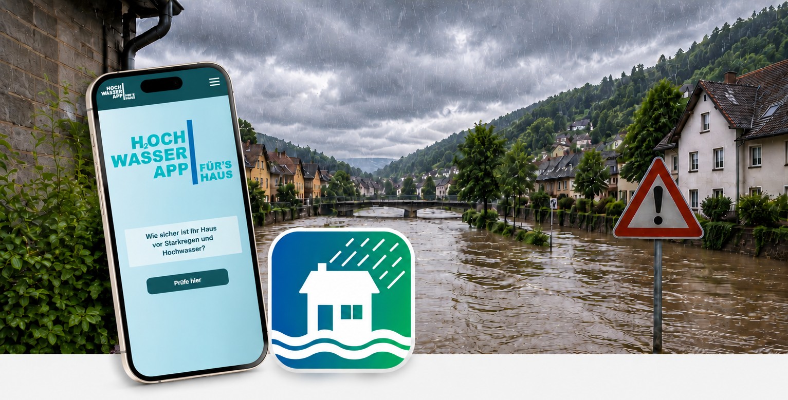 Smartphone mit Hochwasser-App vor dem Hintergrund einer bei starkem Regen überfluteten Ortschaft; daneben ein Symbol für Hochwasserschutz.