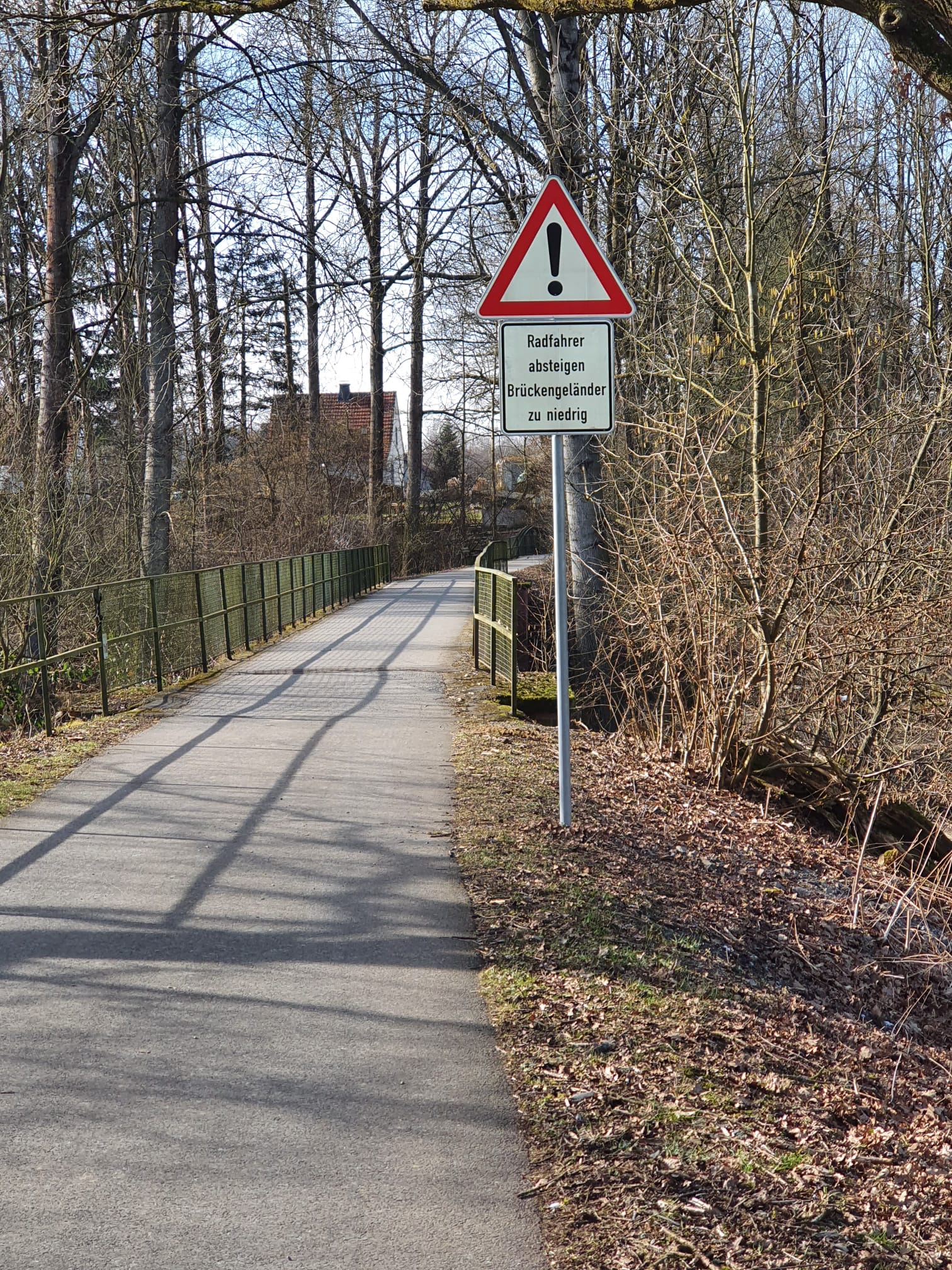 Neue Hinweisschilder am Möhnetalradweg: 