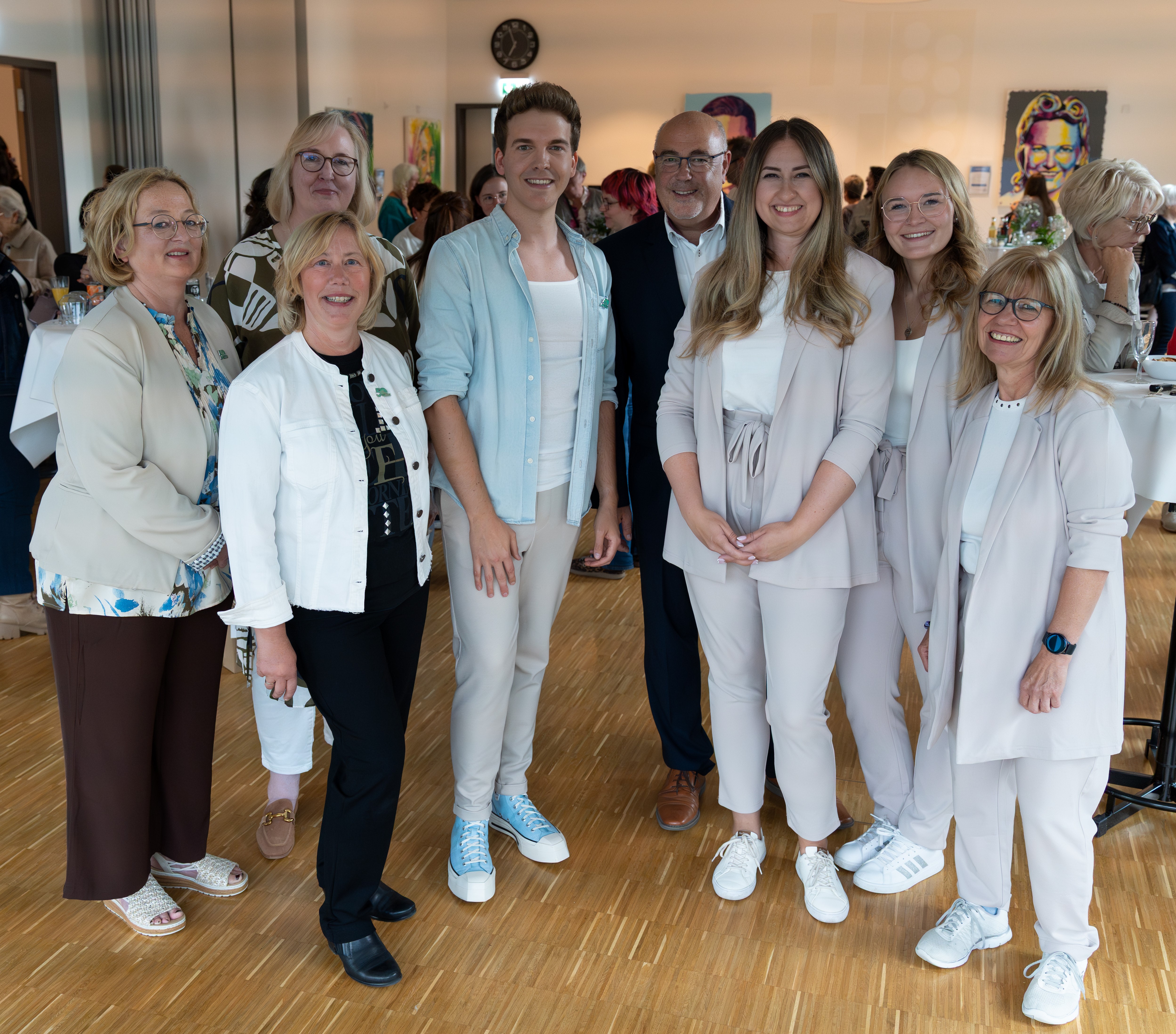 Sehr gut besuchte Vernissage „Frauen und Demokratie“: 