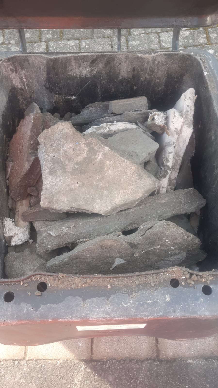 Nur zugelassene Materialien in die Tonne: 