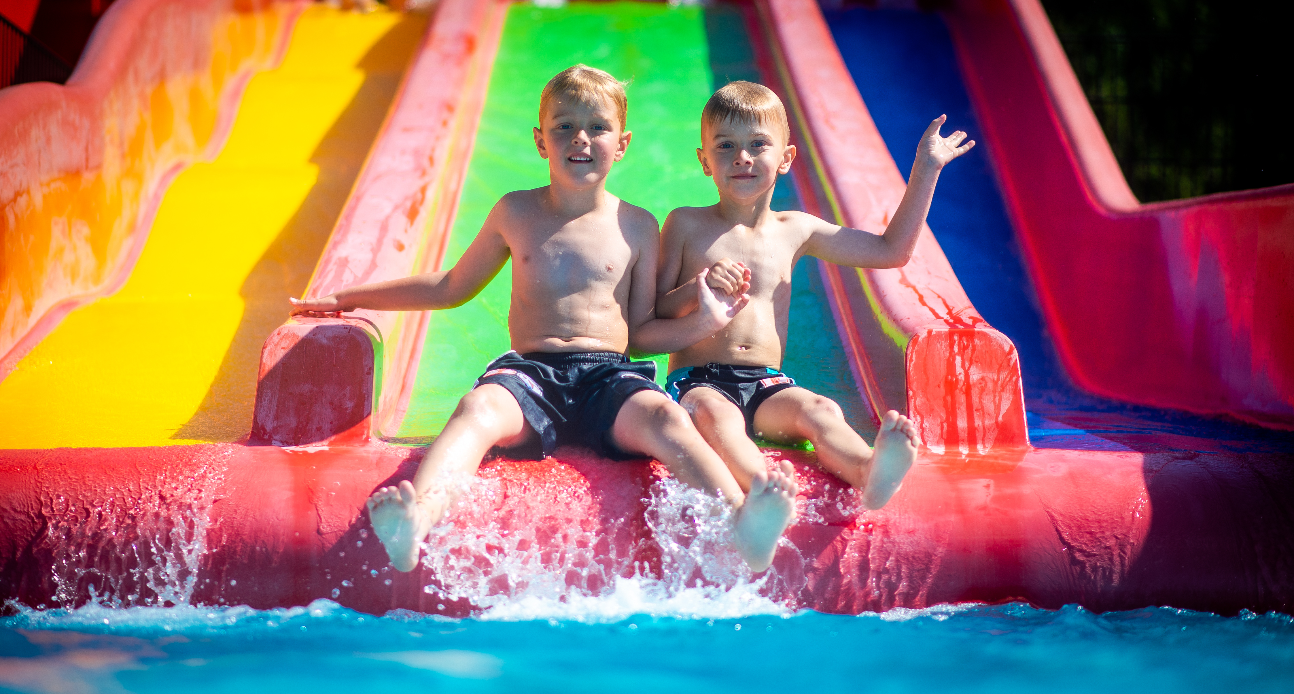 Kinder auf die Rutsche im Allwetterbad
