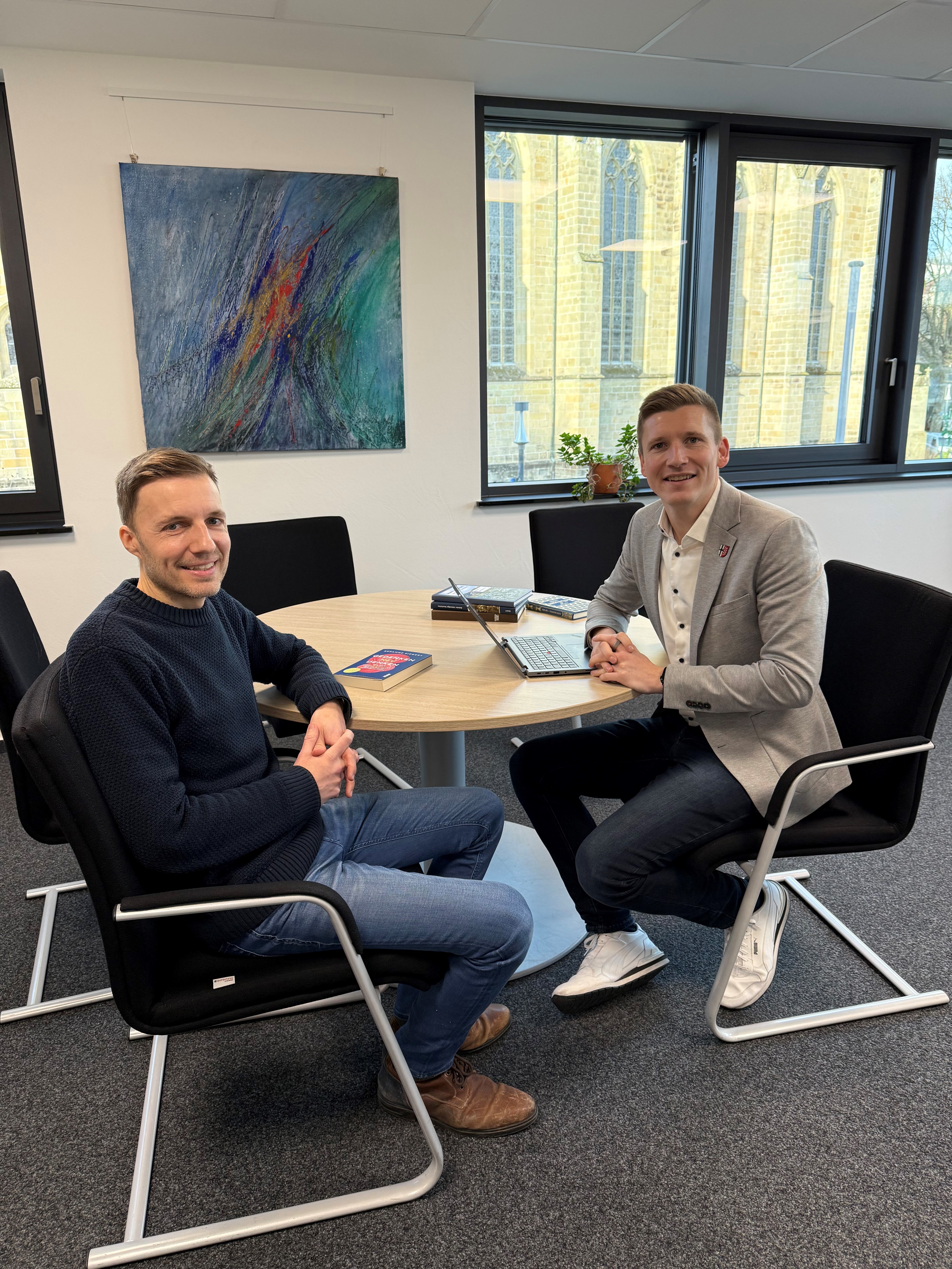 Bürgermeister und Stadtarchivar im Gespräch: