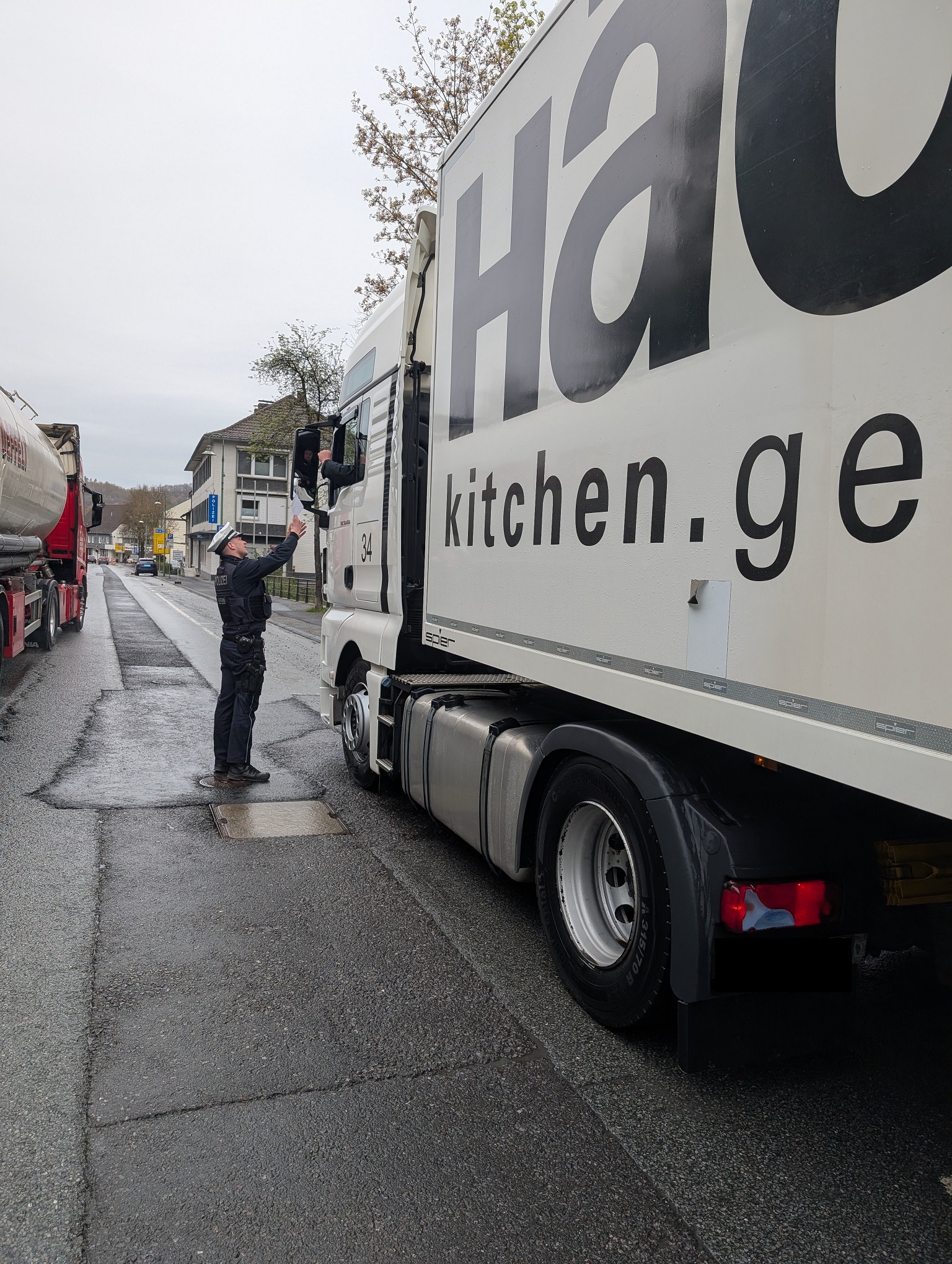 Polizei Warstein kontrolliert die Einhaltung des Durchfahrverbotes auf der Hauptstraße B55