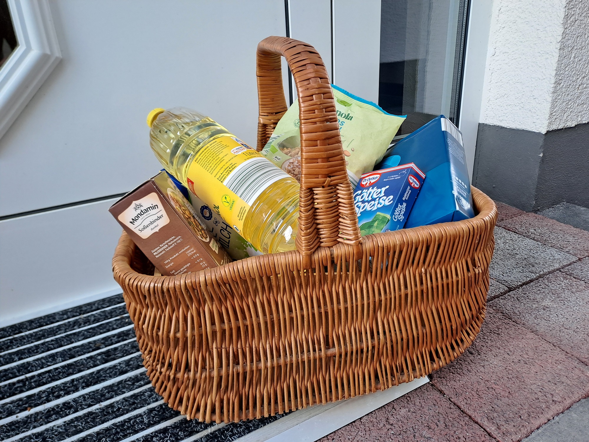 Im Rahmen der Nachbarschaftshilfe unterstützen engagierte Privatpersonen pflegebedürftige Menschen im Alltag – zum Beispiel beim Einkaufen, bei Arztbesuchen, beim Spaziergang oder durch einfache Hilfe im Haushalt