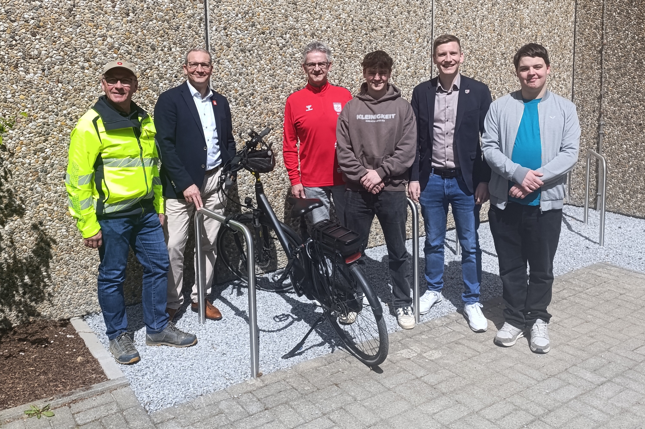 Fahrradbügel an Dreifachturnhalle