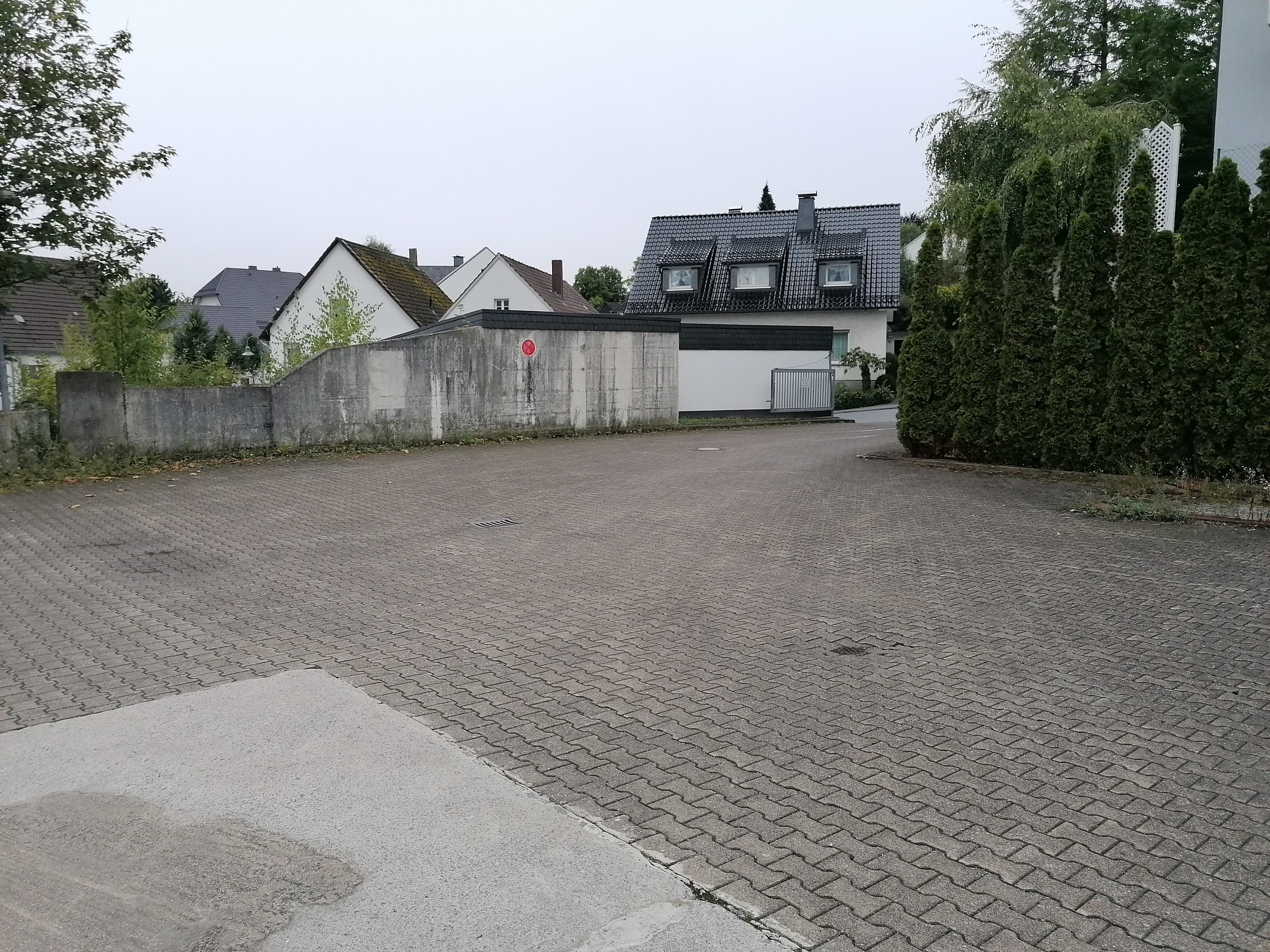 Kein öffentliches Parken mehr am Parkplatz der ehemaligen Woolworth-Filiale