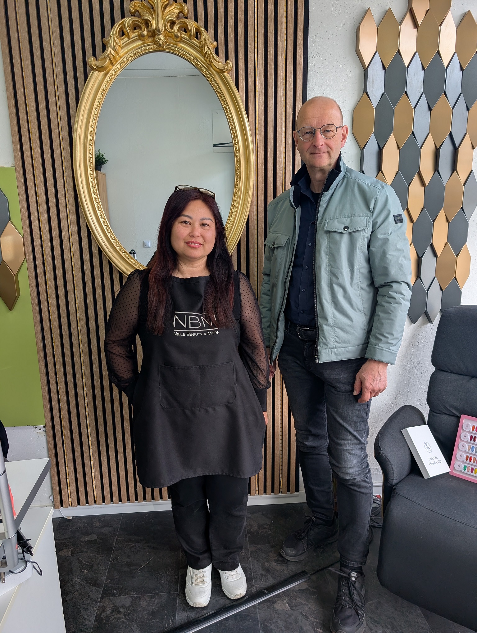 Wirtschaftsförderer Dirk Risse besuchte im Rahmen der Reihe "Unser Mittelstand" Hoa Karrie in ihrem Nagelstudio Queen Nails in Niederbergheim.