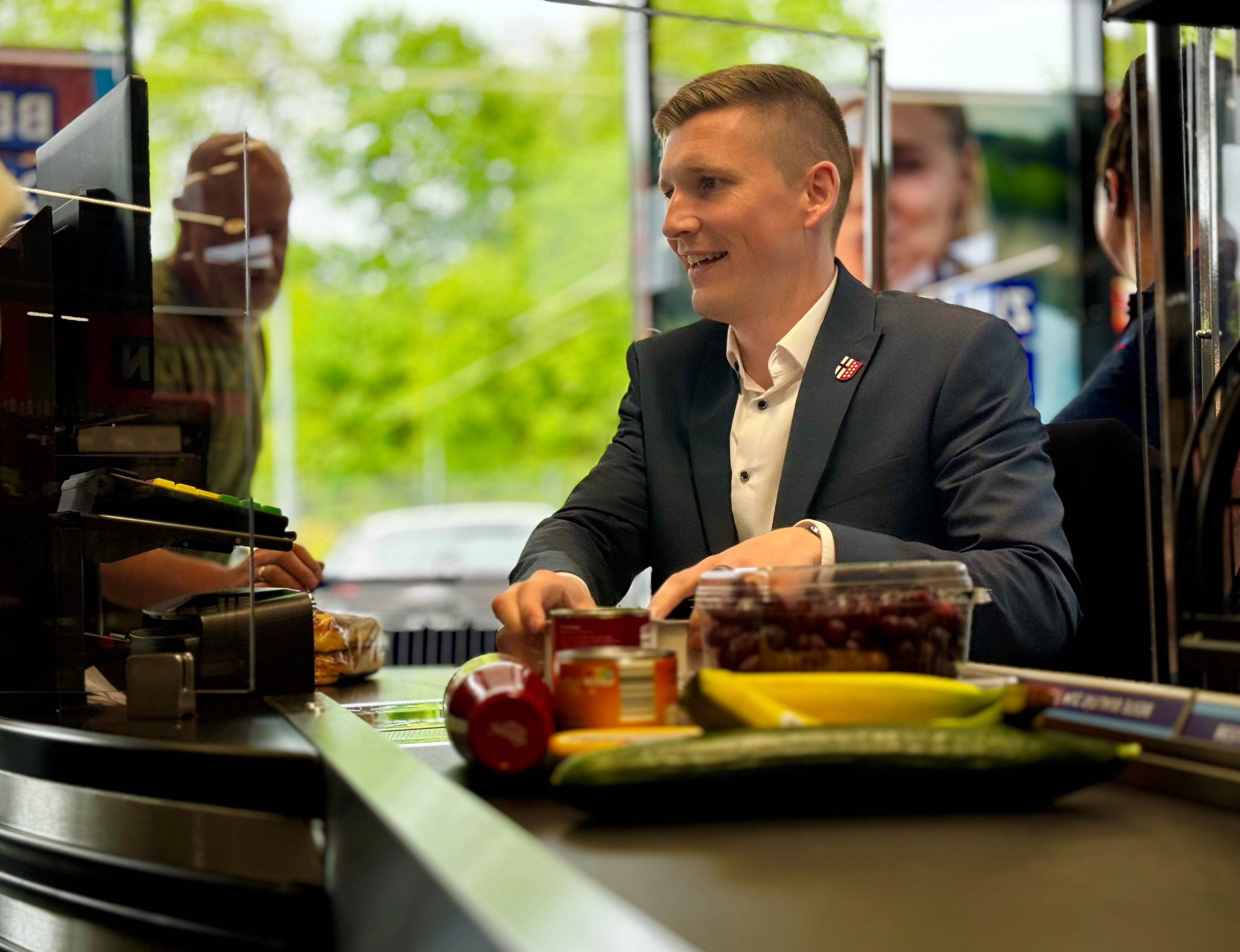 Für den guten Zweck kassierte Bürgermeister Maximilian Spinnrath im neuen ALDI Markt in Belecke. Für den guten Zweck kassierte Bürgermeister Maximilian Spinnrath im neuen ALDI Markt in Belecke.