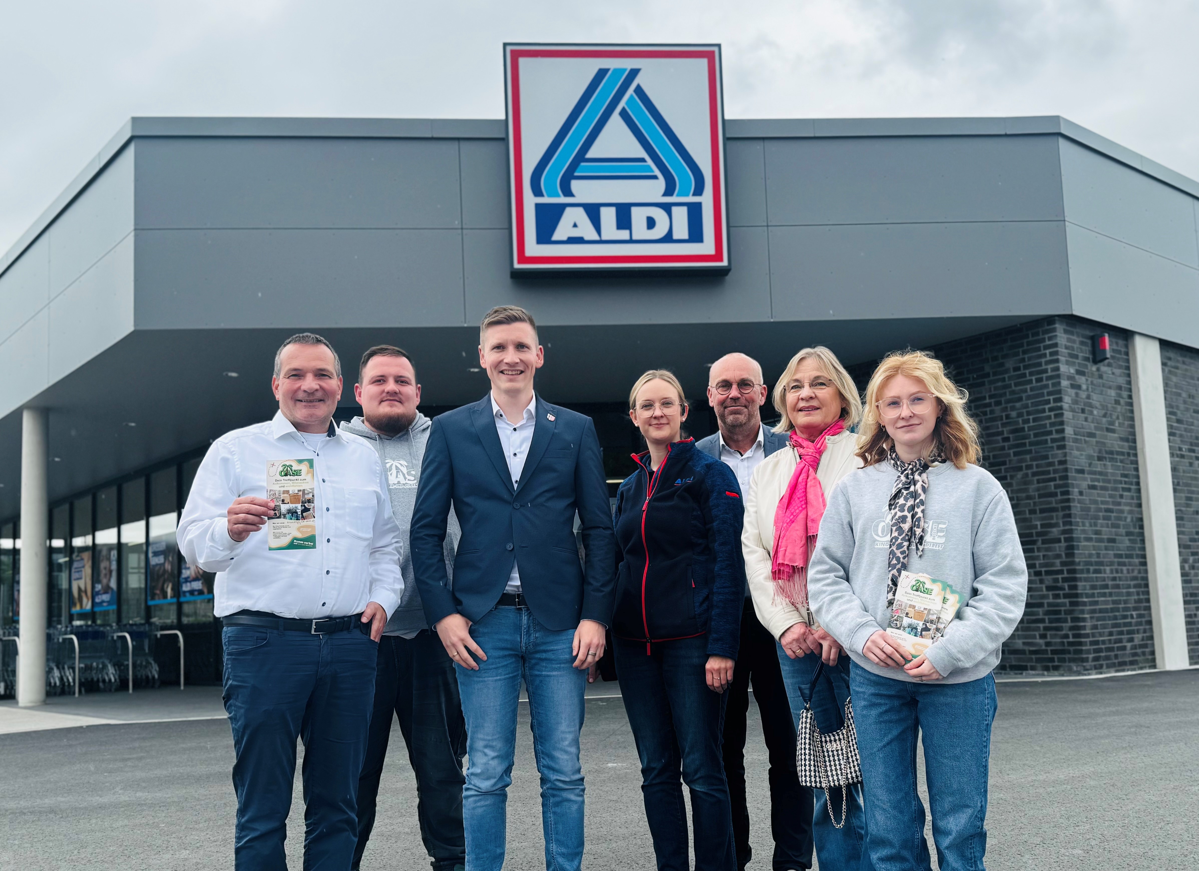 Die Verantwortlichen von ALDI Nord und des Forums Jugendarbeit e.V. sowie des Jugendtreffs Oase freuten sich mit Bürgermeister Maximilian Spinnrath (Mitte) über die gelungene Aktion. Die Verantwortlichen von ALDI Nord und des Forums Jugendarbeit e.V. sowie des Jugendtreffs Oase freuten sich mit Bürgermeister Maximilian Spinnrath (Mitte) über die gelungene Aktion.