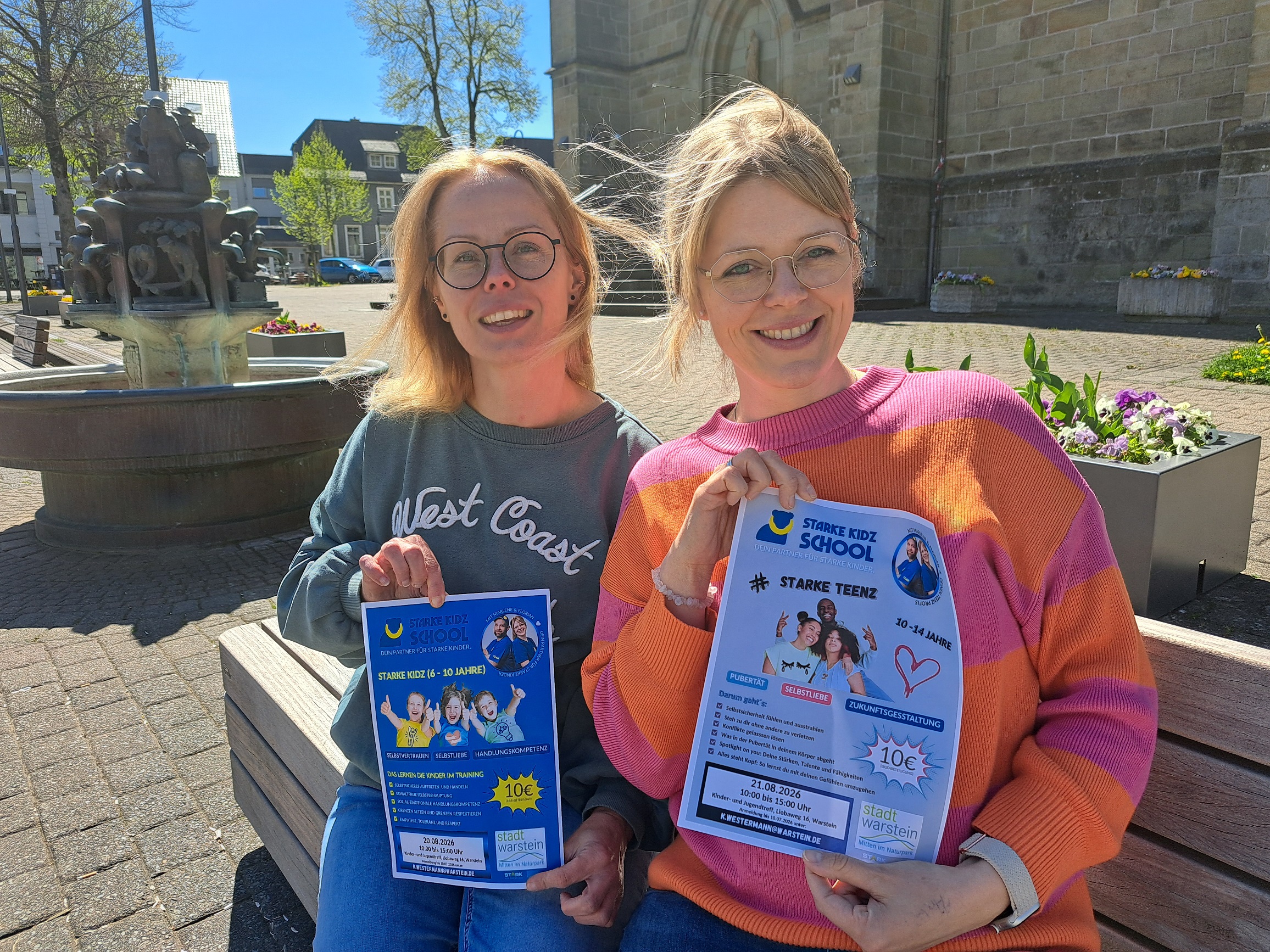 Sommerferienaktion des Jugendbüros des Jugendamtes der Stadt Warstein: Workshops für Grundschulkinder und Teenies. (von links) Kerstin Westermann, Leiterin des Jugendbüros des Jugendamtes der Stadt Warstein, und Marlene Alshut vom „Starke Kidz School-Team“ und Schulsozialarbeiterin.