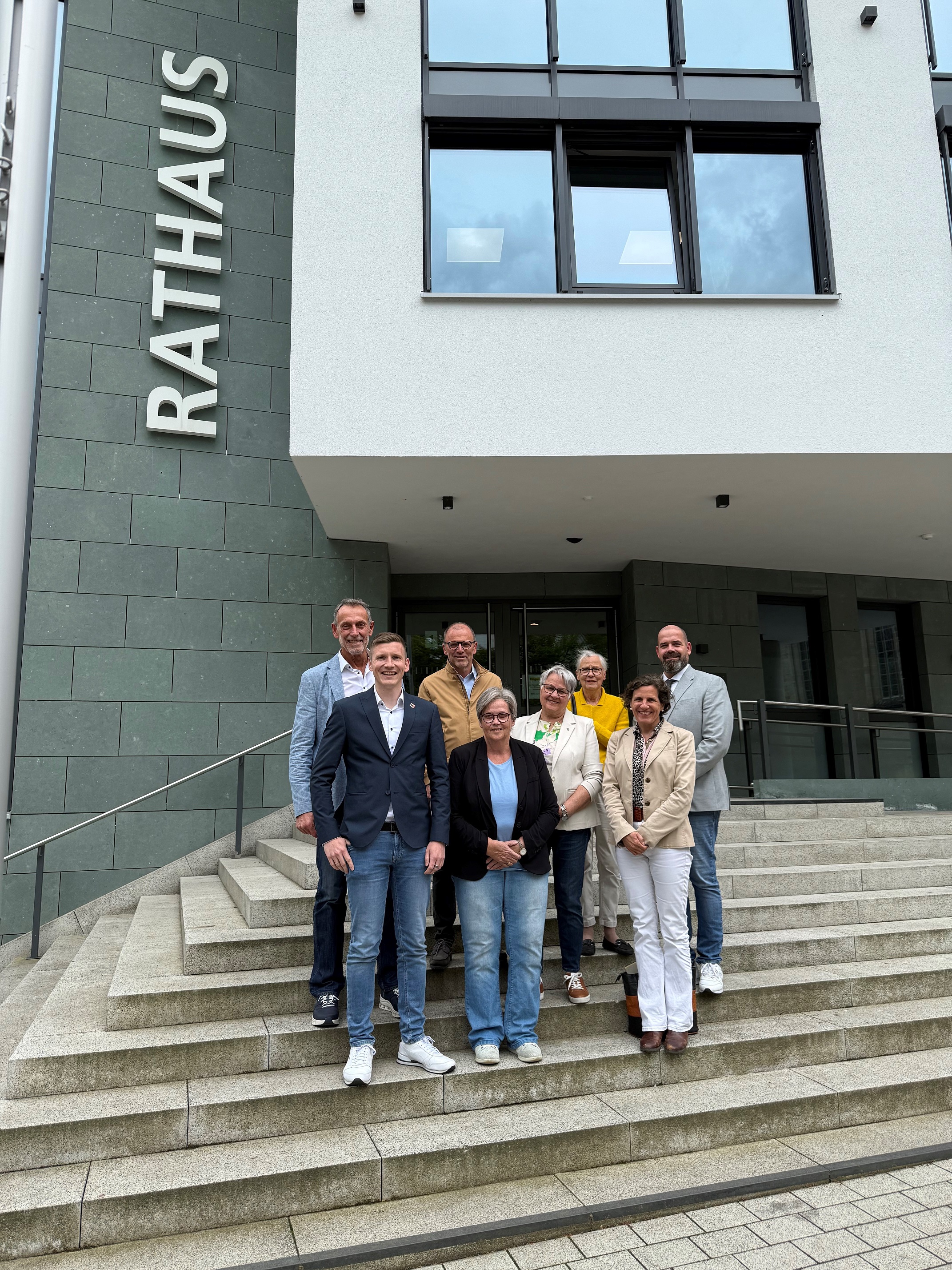 Bürgermeister und Amtsgerichtsdirektorin begrüßen die Schiedspersonen der Stadt Warstein: 