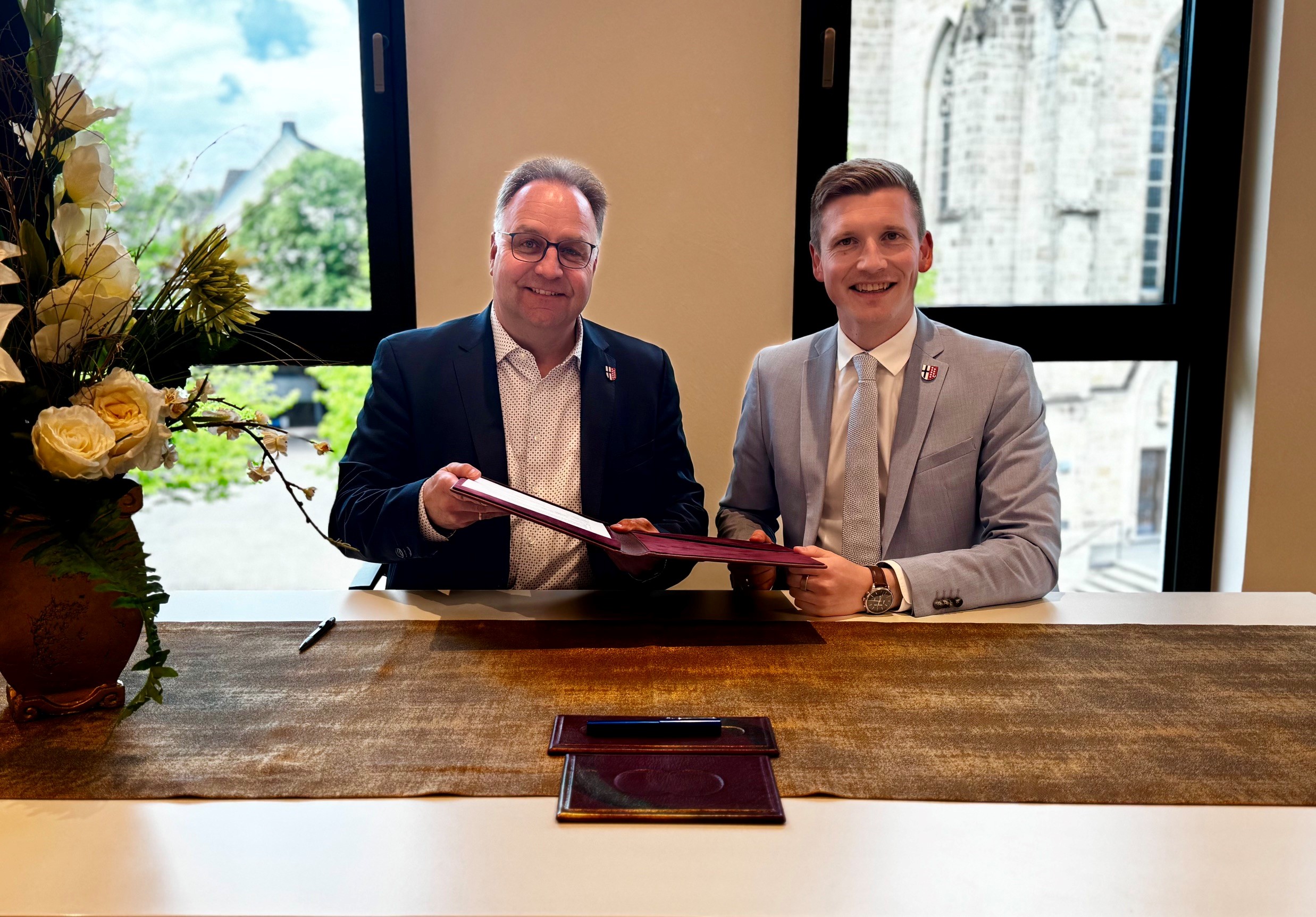 Bürgermeister Maximilian Spinnrath (r.) darf die Bürgerinnen und Bürger als Standesbeamter trauen: 