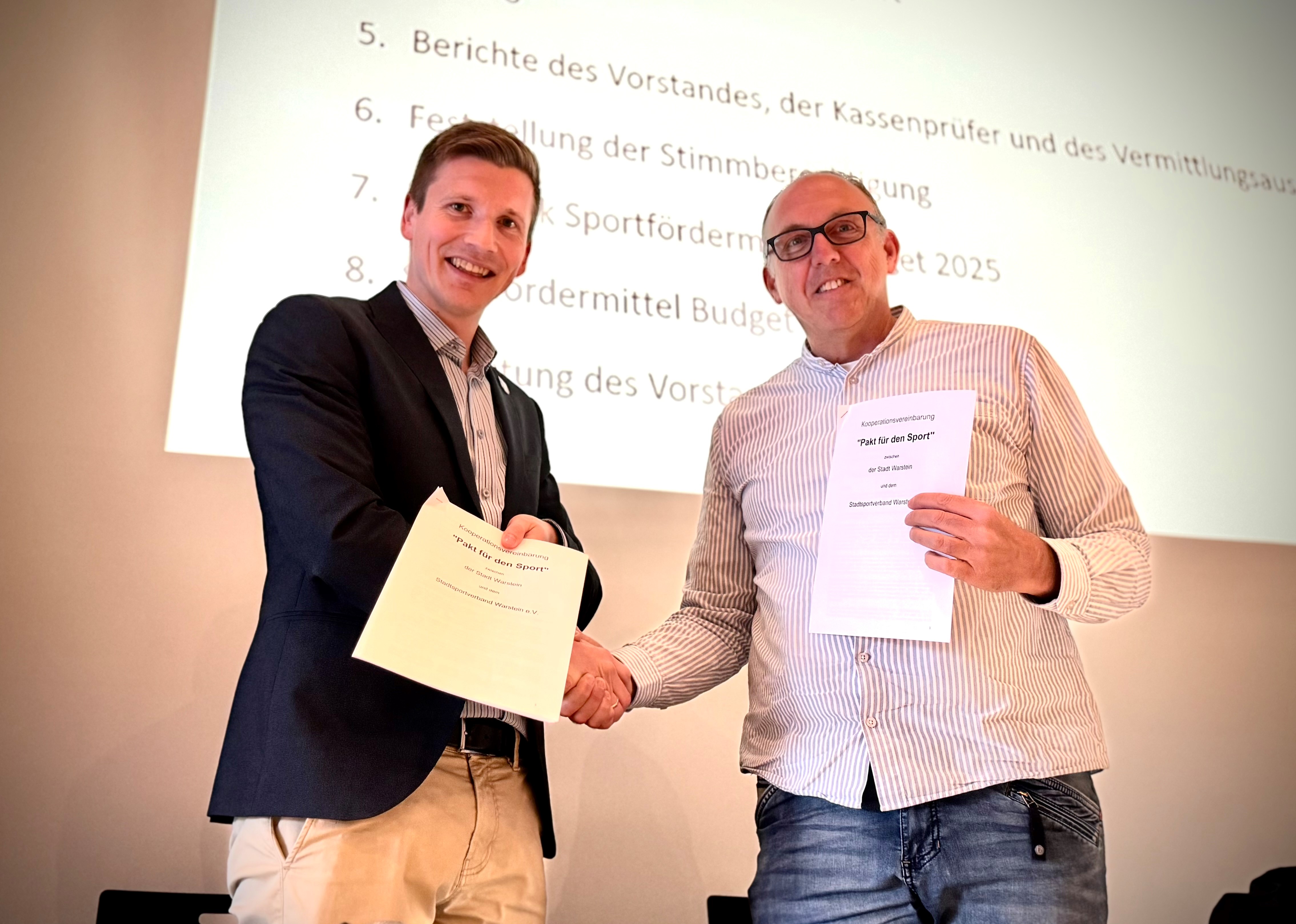 Der "Pakt für den Sport" wurde um weitere fünf Jahre verlängert: Bürgermeister Maximilian Spinnrath (links) und Nils Hopf, erster Vorsitzender des Stadtsportverbandes, nach der Unterzeichnung. Der "Pakt für den Sport" wurde um weitere fünf Jahre verlängert: Bürgermeister Maximilian Spinnrath (links) und Nils Hopf, erster Vorsitzender des Stadtsportverbandes, nach der Unterzeichnung.