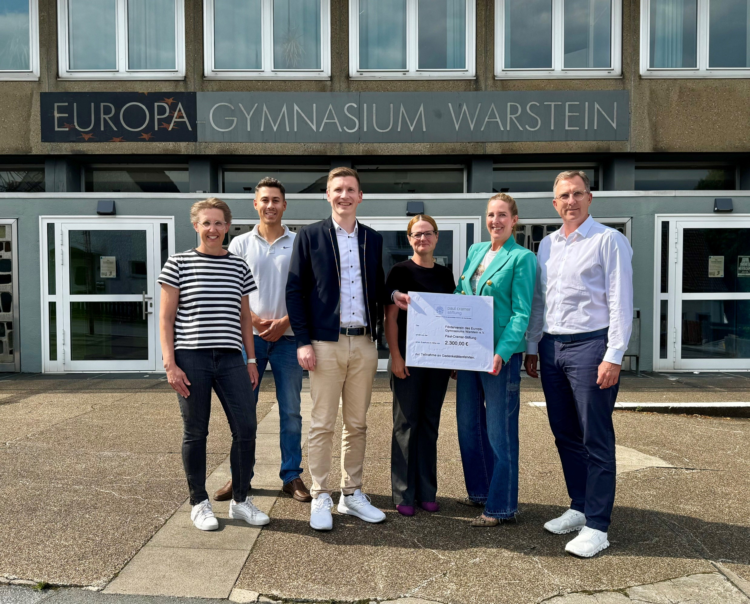 Mit 2.300 Euro wird der Förderverein des Europa-Gymnasiums Warstein unterstützt, um die Gedenkstättenfahrten auch zukünftig durchführen zu können.