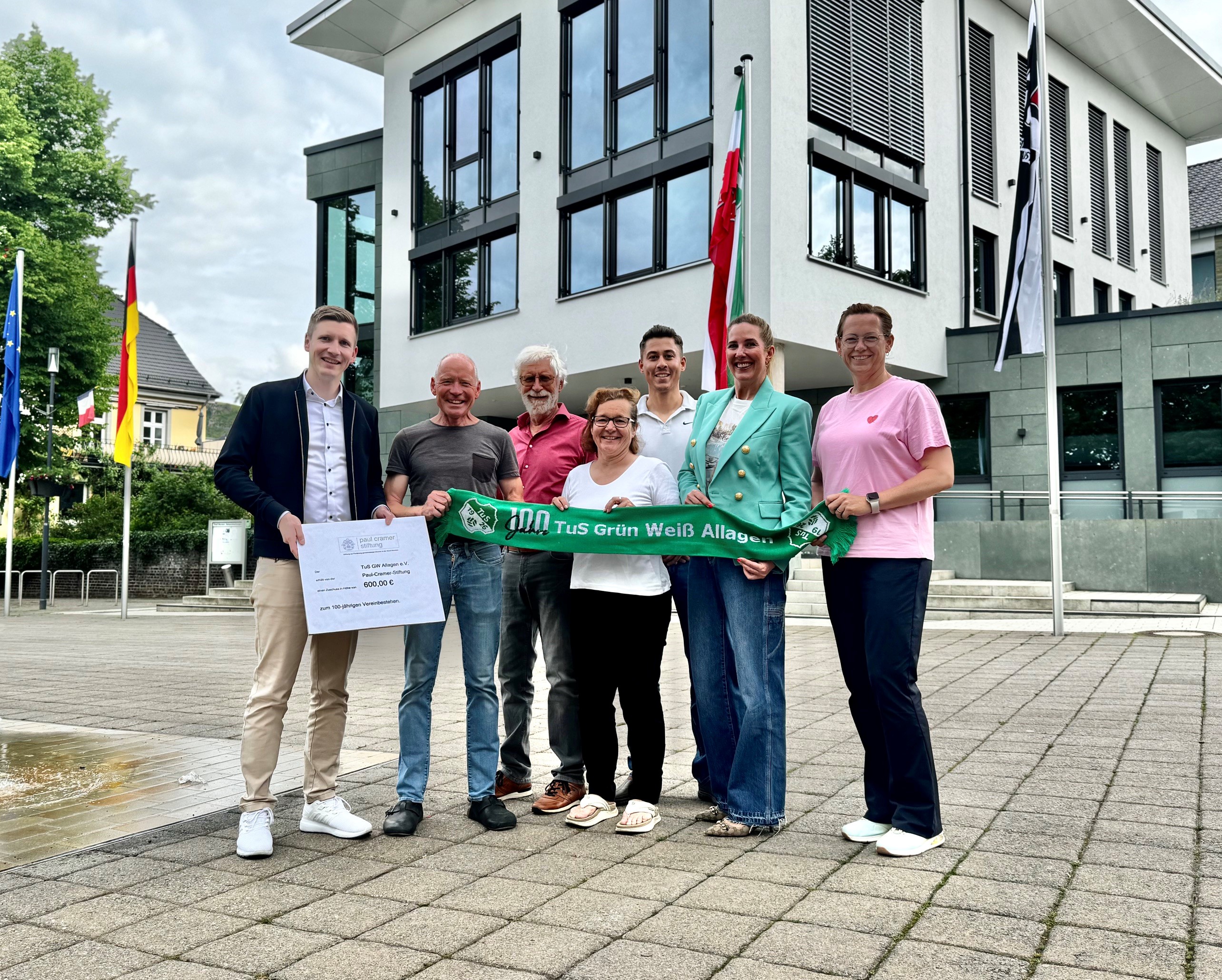 Der TuS Grün-Weiß Allagen feiert in diesem Jahr sein 100-jähriges Jubiläum. Mit 600 Euro unterstützt die Paul-Cramer-Stiftung die Organisation und Durchführung des Jubiläums.