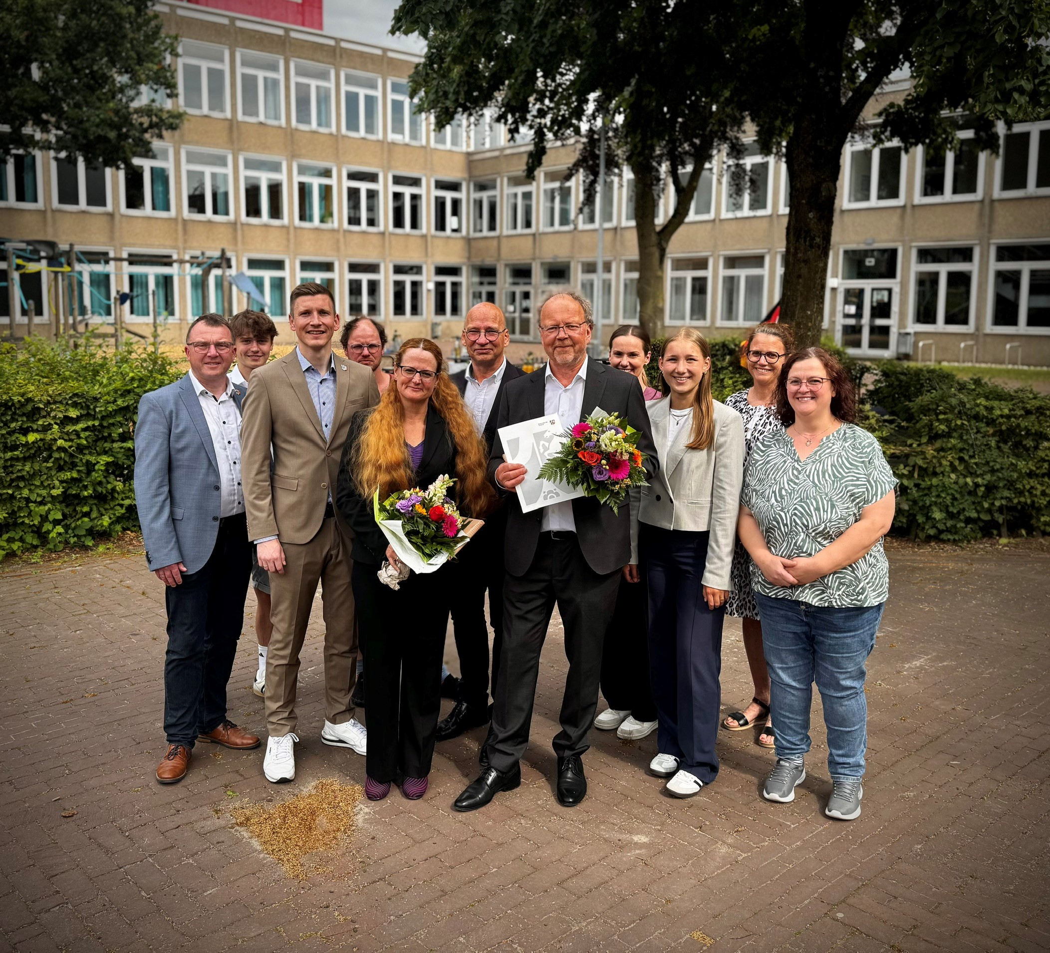 Mit Blumensträußen verabschiedeten Bürgermeister Maximilian Spinnrath und Josef Pieper, Fachbereichsleiter Bürgerdienste, im Rahmen einer kleinen Feierstunde den bisherigen Schulleiter des Europa-Gymnasiums, Bernd Belecke, und hießen Silke Gillhaus a Mit Blumensträußen verabschiedeten Bürgermeister Maximilian Spinnrath und Josef Pieper, Fachbereichsleiter Bürgerdienste, im Rahmen einer kleinen Feierstunde den bisherigen Schulleiter des Europa-Gymnasiums, Bernd Belecke, und hießen Silke Gillhaus als dessen Nachfolgerin herzlich willkommen.