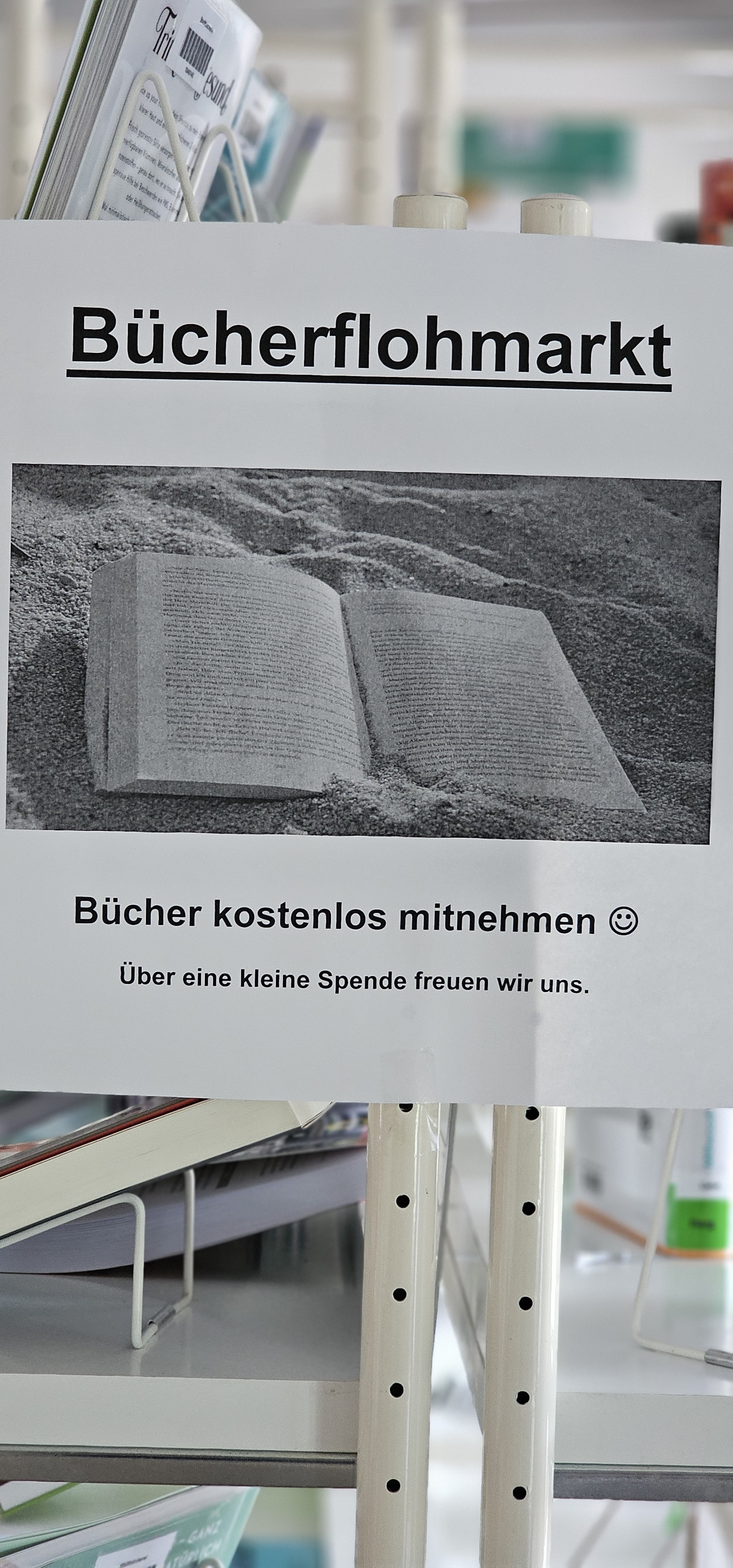 Während der Ferien können gegen eine kleine Spende kostenlos aussortierte Bücher aus der Stadtbücherei mitgenommen werden.