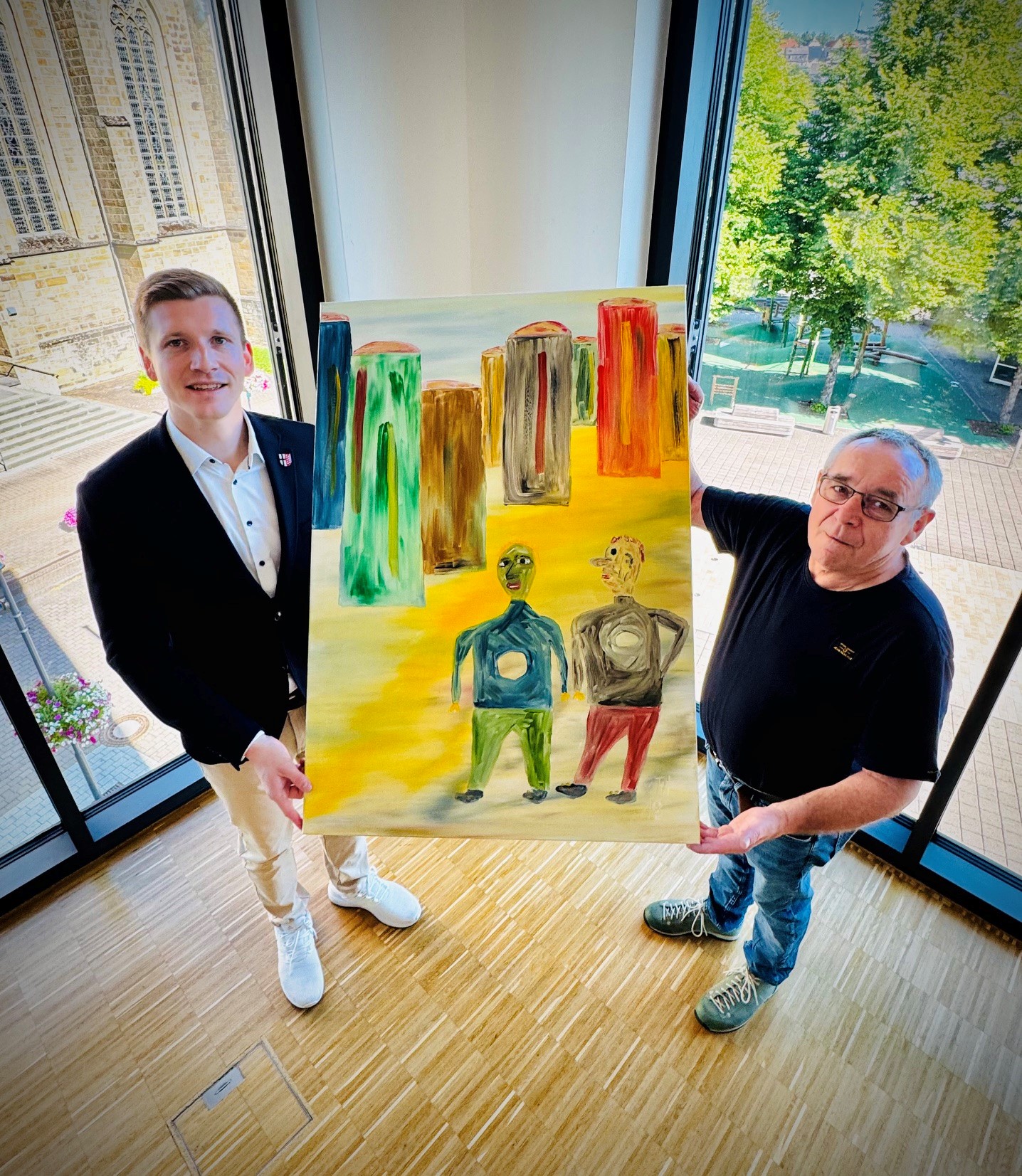 „Kleiner KunstSommer im Rathaus“: In diesem Jahr zeigt der Belecker Jotte T. Hanebold (rechts, mit bürgerlichem Namen Jörg Hennebold) seine Bilder im Bürgersaal des Rathauses.  