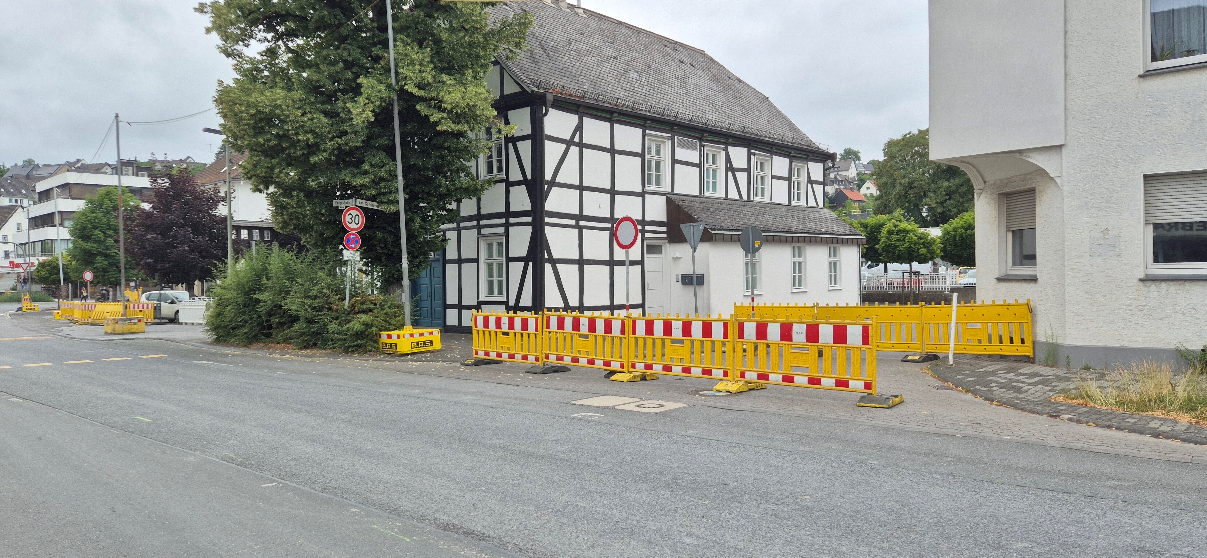 Die Baustelle im Bereich der Range-Kreuzung wird verlängert, die Straßen Wästerstraße sowie Am Salzbörnchen sind für den Verkehr gesperrt.