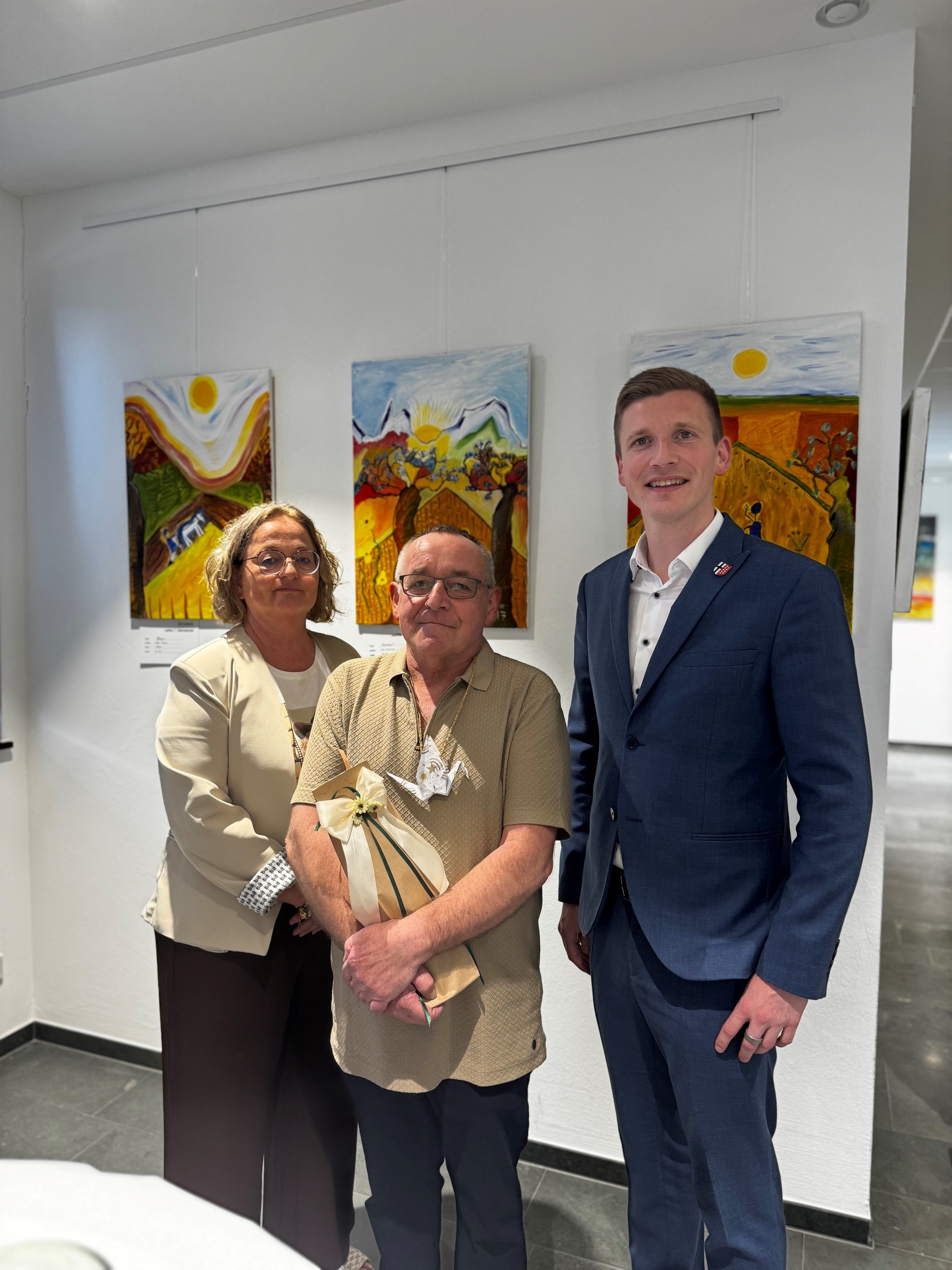 Laden Kunstinteressierte zum Besuch der Ausstellung „Contemporary Art“ im Bürgersaal des Rathauses ein: Barbara Lemm (links), Künstler Jotte T. Hanebold und Bürgermeister Maximilian Spinnrath. Laden Kunstinteressierte zum Besuch der Ausstellung „Contemporary Art“ im Bürgersaal des Rathauses ein: Barbara Lemm (links), Künstler Jotte T. Hanebold und Bürgermeister Maximilian Spinnrath.