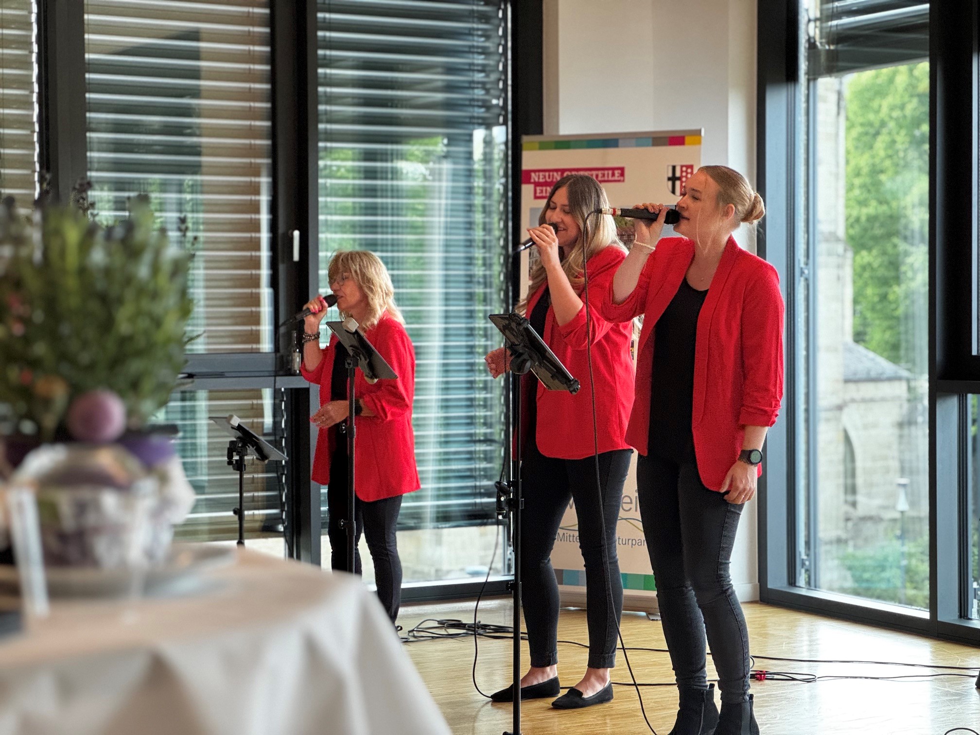 Die Gruppe "3rd Harmony" komplettierte die Vernissage im Bürgersaal mit musikalischen Beiträgen. Die Gruppe "3rd Harmony" komplettierte die Vernissage im Bürgersaal mit musikalischen Beiträgen.