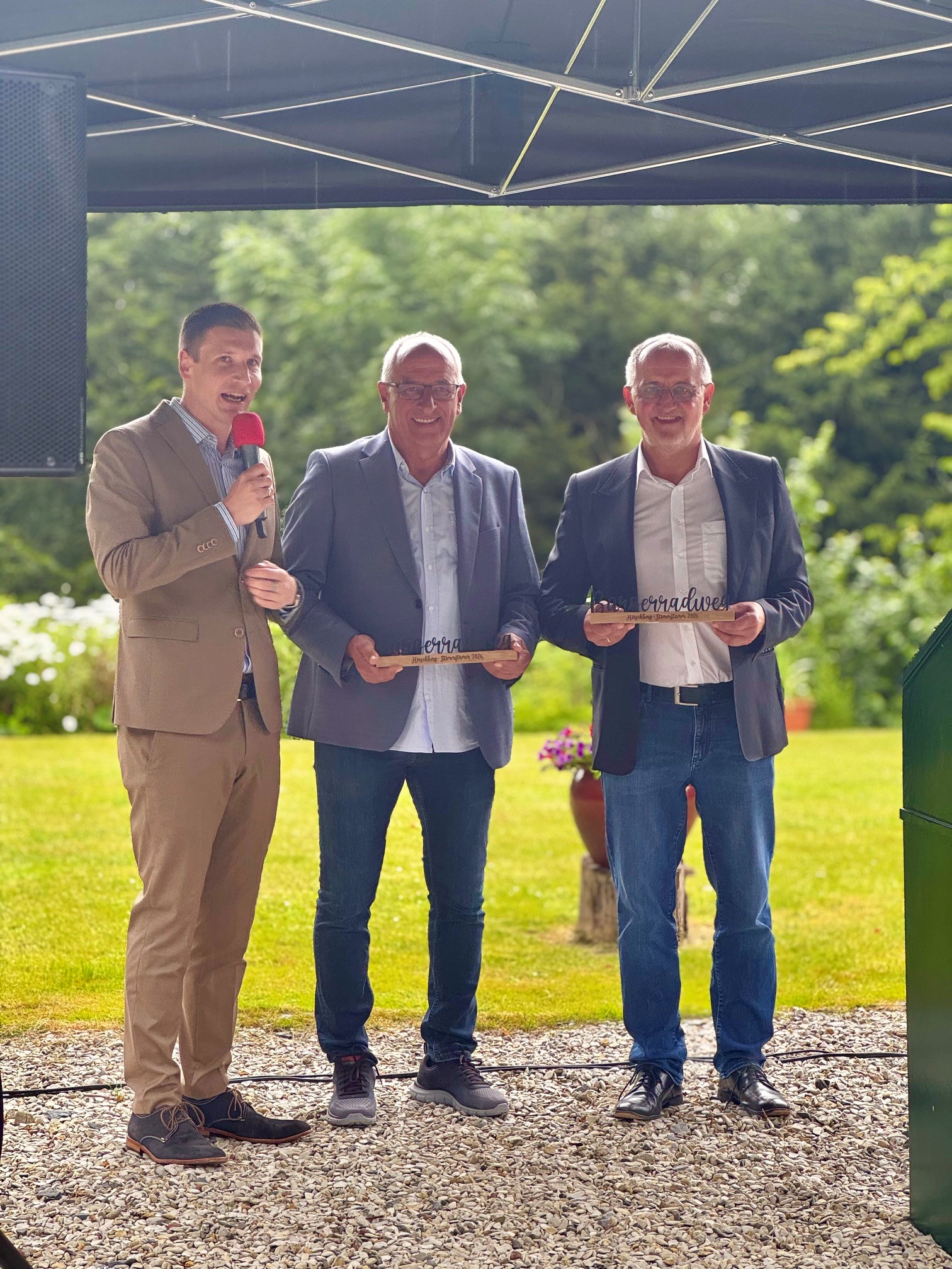 Ein Erinnerungsstück für das eindrucksvolle Engagement: Maximilian Spinnrath (links), Bürgermeister der Stadt Warstein, überreichte Franz Linneboden (Vereinsring Hirschberg) und Jörg Hohmann (rechts, Bürgerstiftung Meschede) zwei Bürgerradweg-Aufst Ein Erinnerungsstück für das eindrucksvolle Engagement: Maximilian Spinnrath (links), Bürgermeister der Stadt Warstein, überreichte Franz Linneboden (Vereinsring Hirschberg) und Jörg Hohmann (rechts, Bürgerstiftung Meschede) zwei Bürgerradweg-Aufsteller.