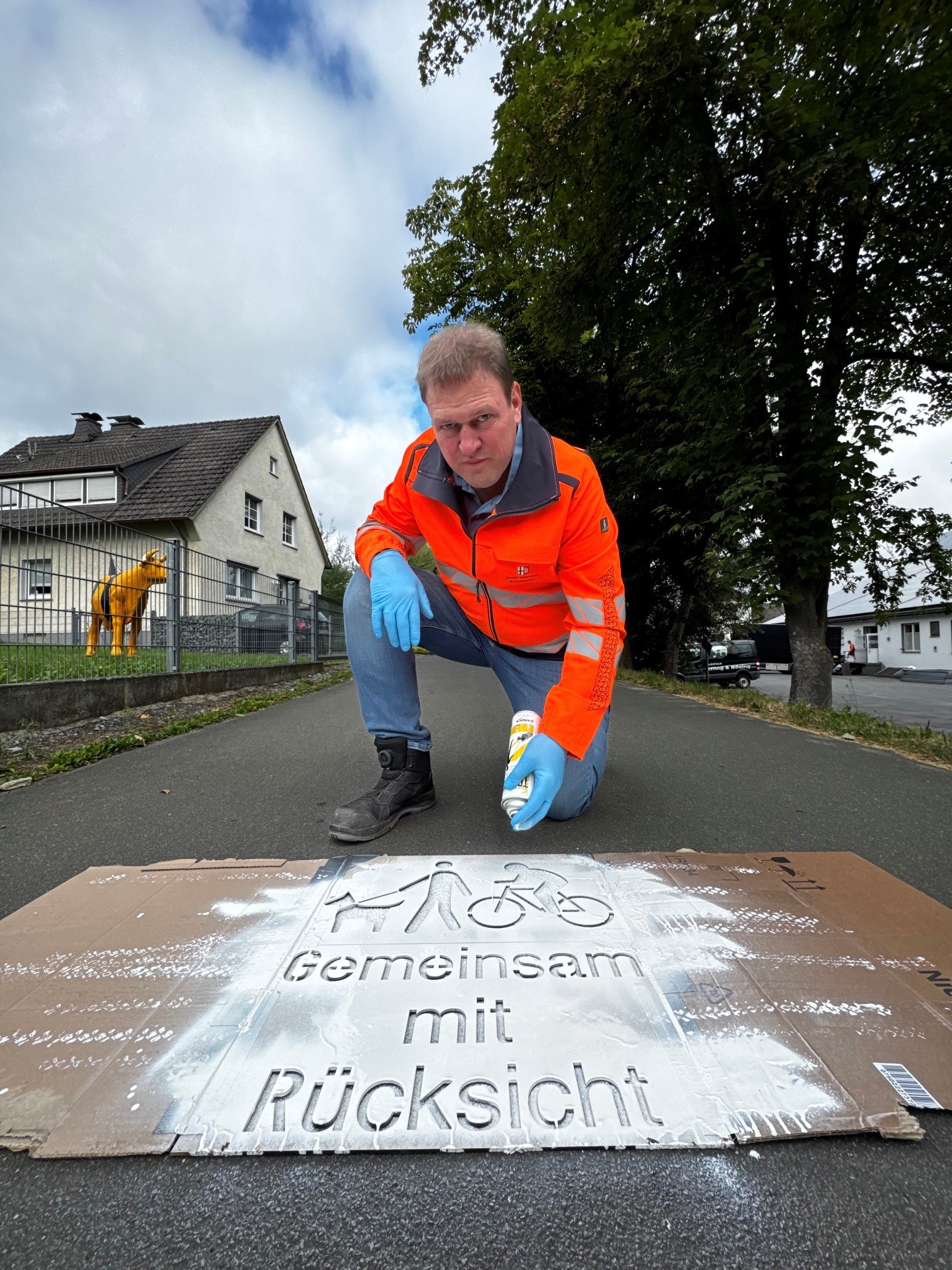 Auf dem Möhnetalradweg im Bereich der Schützenhalle in Belecke wurde die erste Markierung durch Björn Dreibholz vom Betriebshof der Stadt Warstein bereits angebracht. Im Laufe dieser Woche werden weitere entlang des Möhnetalradweges folgen. Auf dem Möhnetalradweg im Bereich der Schützenhalle in Belecke wurde die erste Markierung durch Björn Dreibholz vom Betriebshof der Stadt Warstein bereits angebracht. Im Laufe dieser Woche werden weitere entlang des Möhnetalradweges folgen.