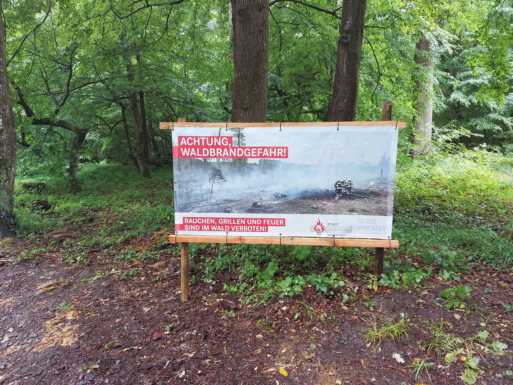 Bilder, die bewusst polarisieren: Mit Bannern macht die Stadt Warstein auf die erhöhte Waldbrandgefahr aufmerksam. Bilder, die bewusst polarisieren: Mit Bannern macht die Stadt Warstein auf die erhöhte Waldbrandgefahr aufmerksam.