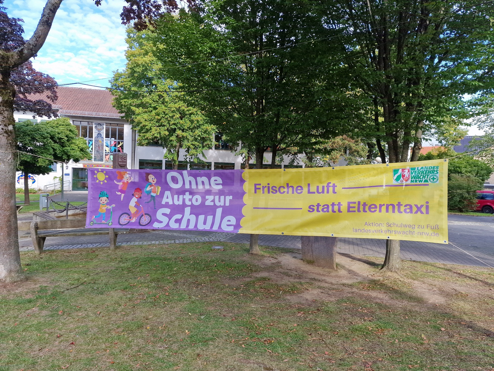 Mit Bannern und einer gemeinsamen Aktion mit der Polizei wirbt das Ordnungsamt für Rücksicht und Umsicht auf den Schulwegen Mit Bannern und einer gemeinsamen Aktion mit der Polizei wirbt das Ordnungsamt für Rücksicht und Umsicht auf den Schulwegen