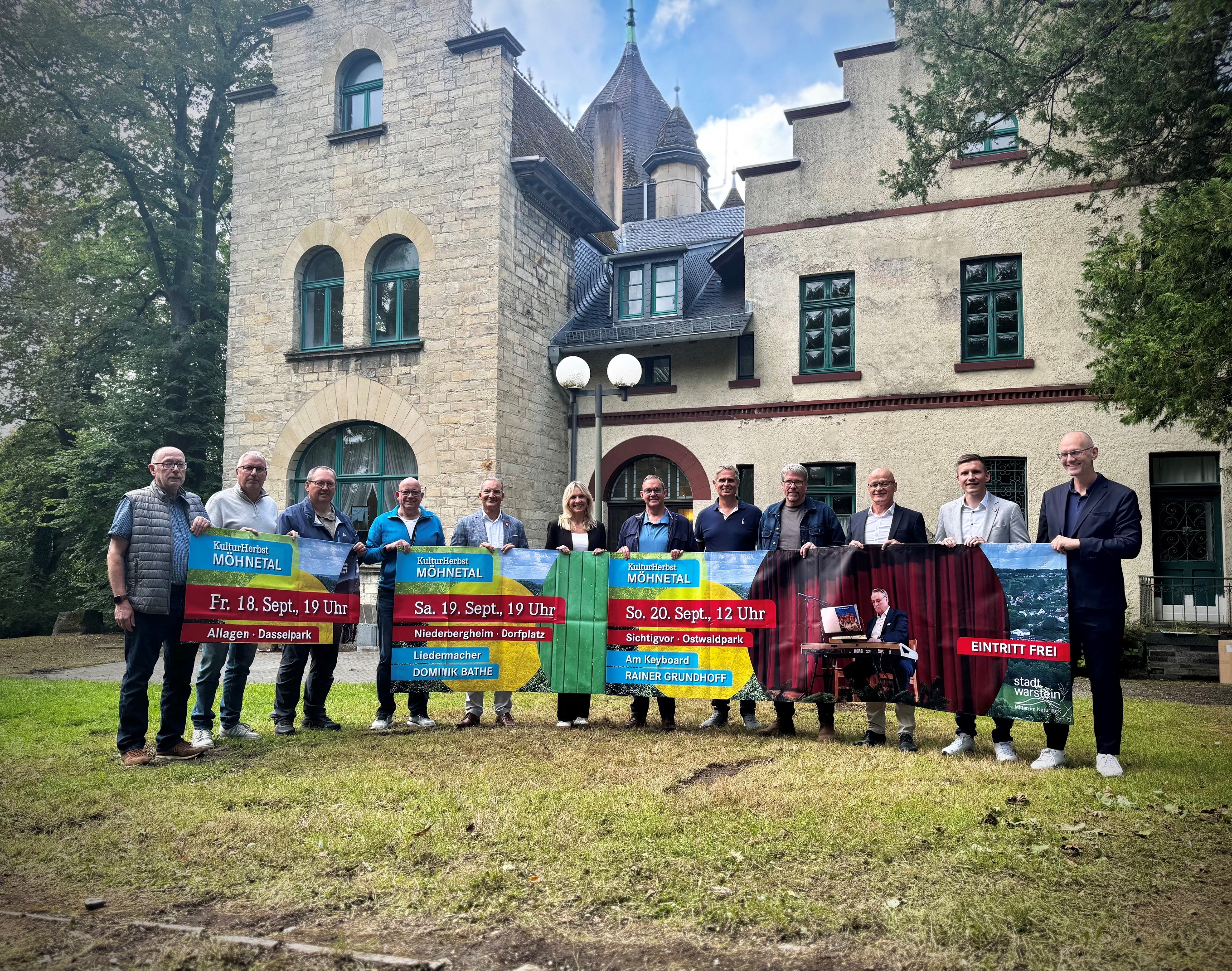 Die Verantwortlichen aus den Ortsteilen, die Sponsoren sowie Jeroen Tepas, Leiter des Stadtmarketings Warstein, und Bürgermeister Maximilian Spinnrath freuen sich auf das Auftaktwochenende des KulturHerbsts Möhnetal. Die Verantwortlichen aus den Ortsteilen, die Sponsoren sowie Jeroen Tepas, Leiter des Stadtmarketings Warstein, und Bürgermeister Maximilian Spinnrath freuen sich auf das Auftaktwochenende des KulturHerbsts Möhnetal.