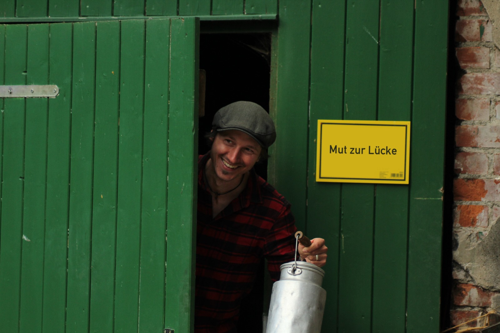 Liedermacher Dominik Bathe nimmt sein Publikum am 19. September mit auf eine musikalische Reise voller Geschichten und Erinnerungen. Liedermacher Dominik Bathe nimmt sein Publikum am 19. September mit auf eine musikalische Reise voller Geschichten und Erinnerungen.