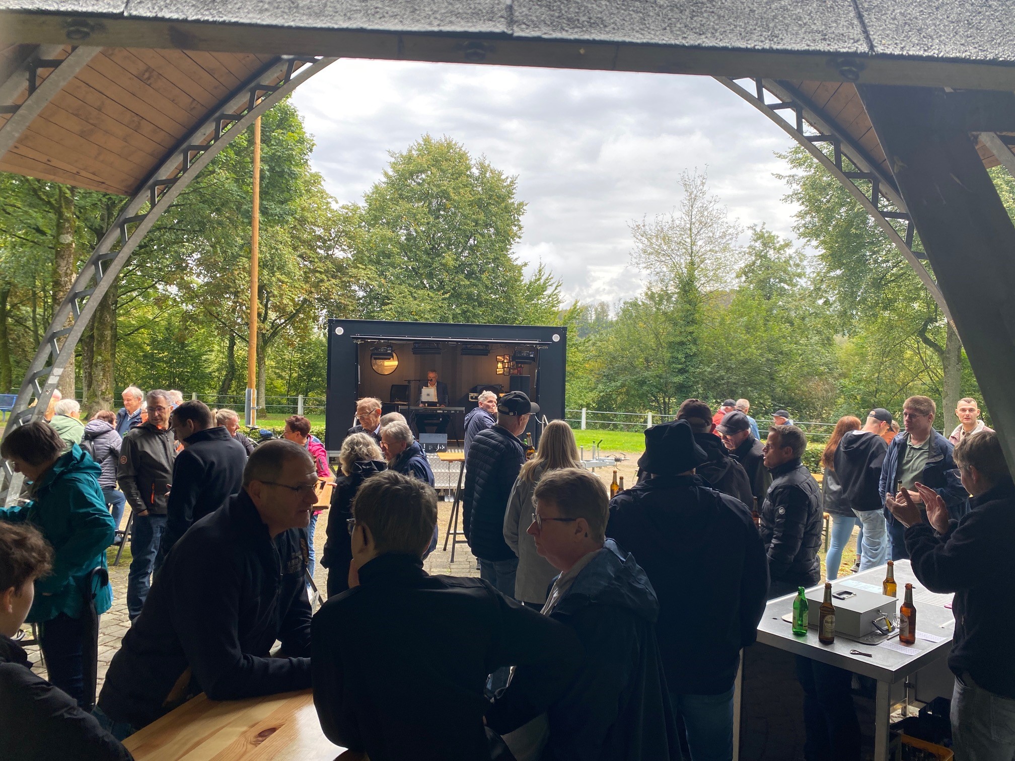 Rainer Grundhoff spielte unter der Konzertmuschel im Ostwaldpark: 