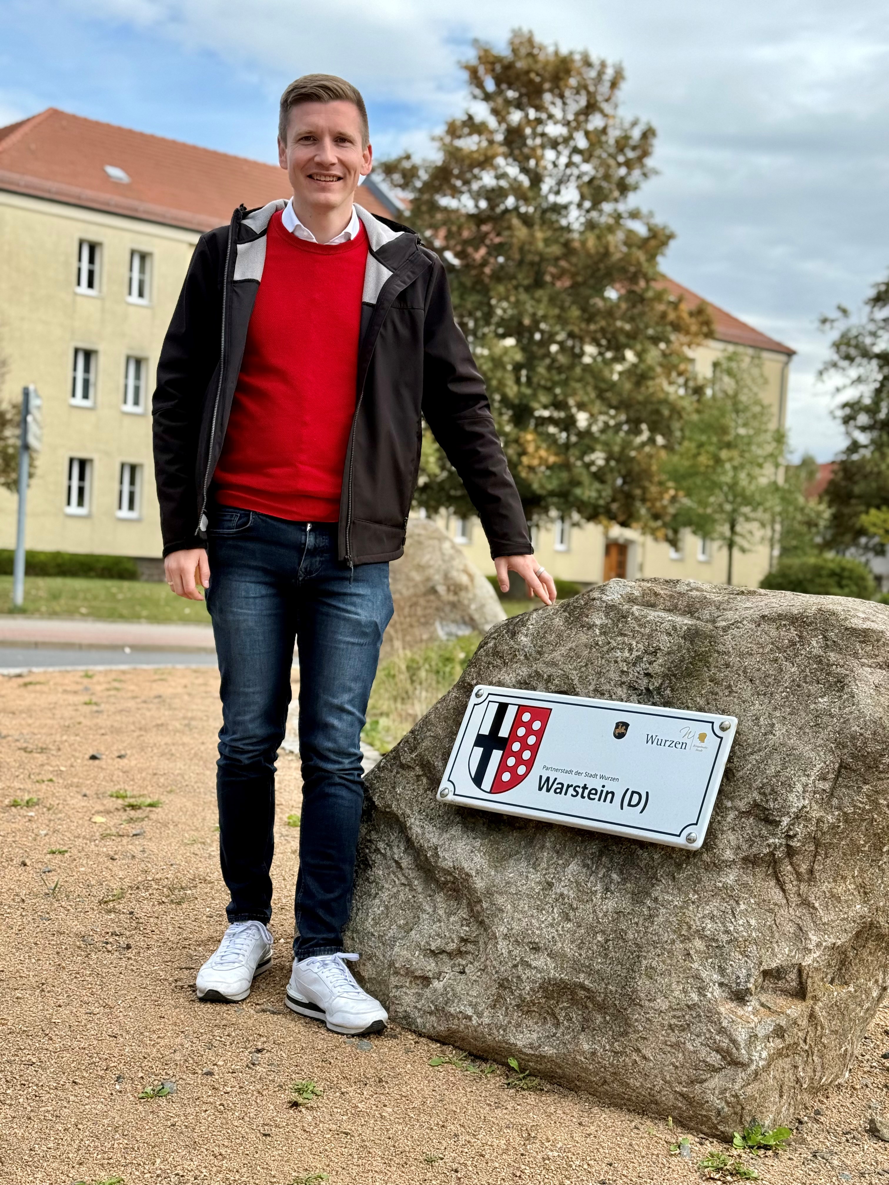 Bürgermeister Maximilian Spinnrath am Partnerschaftsstein in Wurzen. Bürgermeister Maximilian Spinnrath am Partnerschaftsstein in Wurzen.