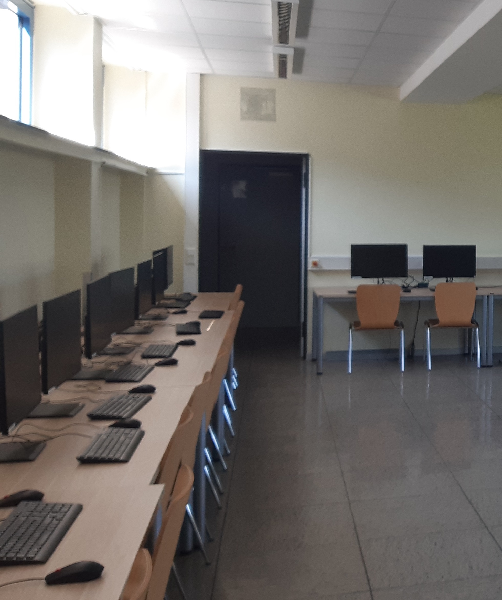 VHS-Workshop „KI Kenntnisse ausbauen u. praktisch anwenden“ findet im PC-Raum der Sekundarschule der Stadt Warstein statt