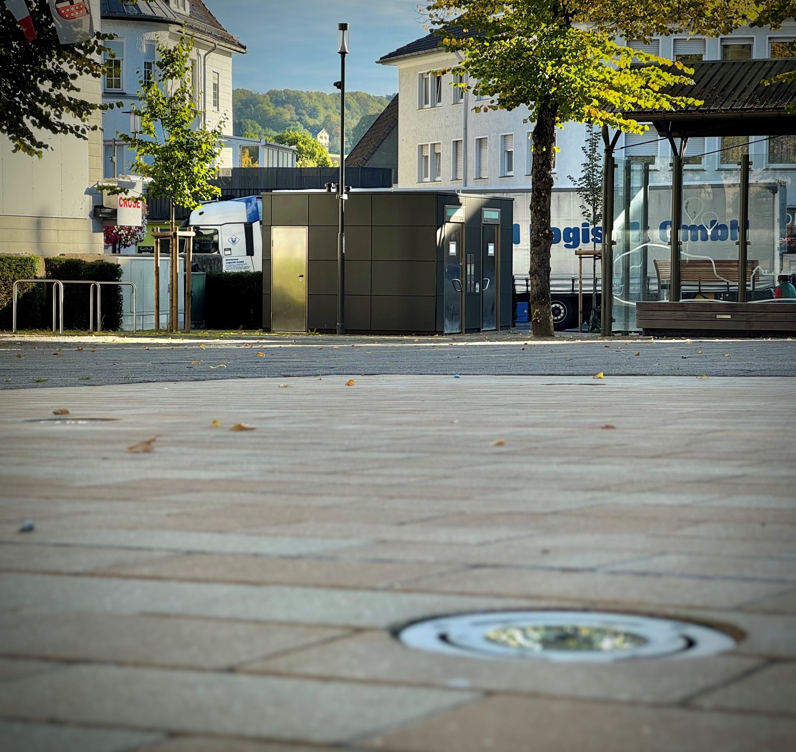 Sowohl das Wasserspiel, als auch die Hygienestation auf dem Marktplatz sind derzeit außer Betrieb. Sowohl das Wasserspiel, als auch die Hygienestation auf dem Marktplatz sind derzeit außer Betrieb.